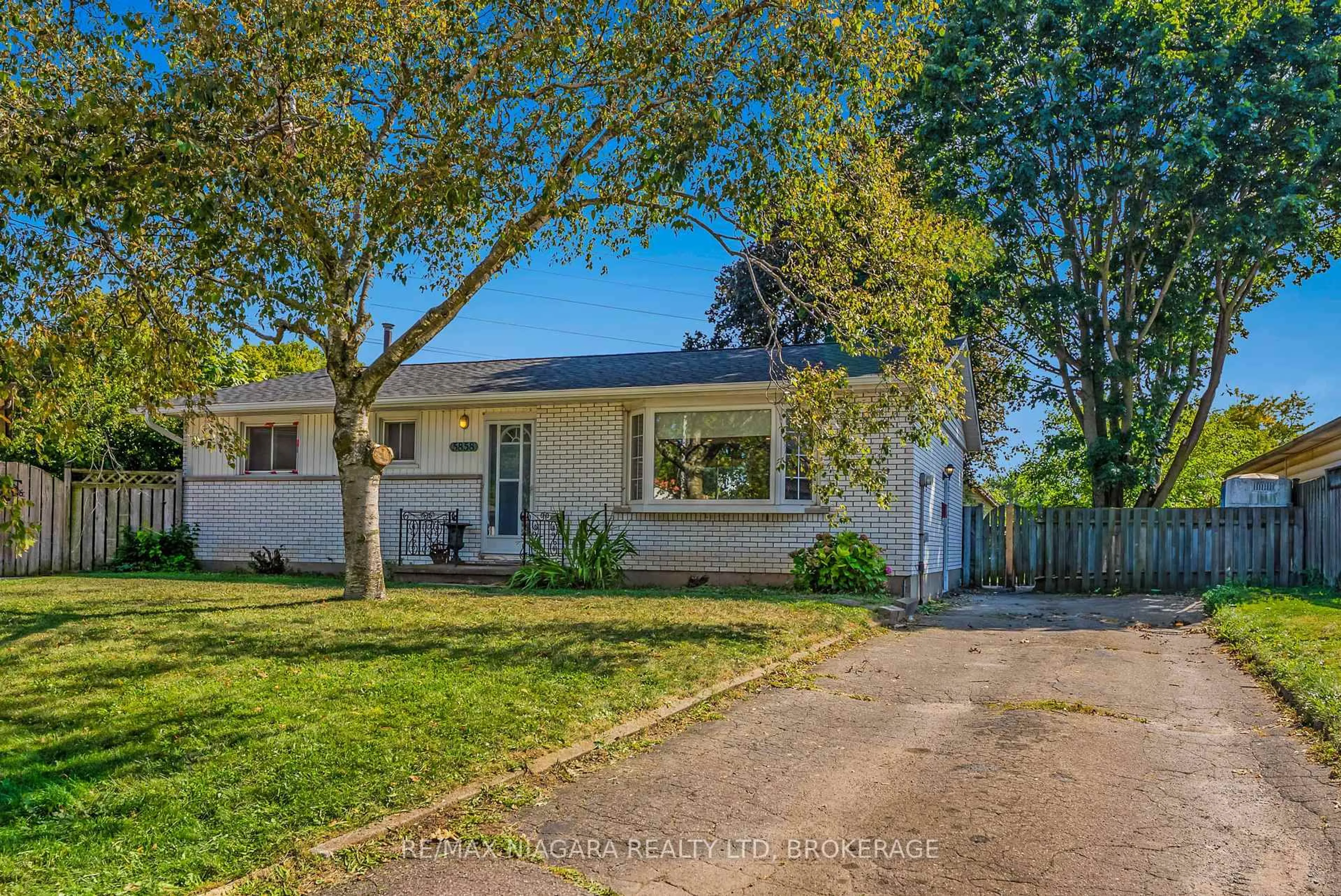 A pic from outside/outdoor area/front of a property/back of a property/a pic from drone, street for 5858 Carman St, Niagara Falls Ontario L2J 1S1