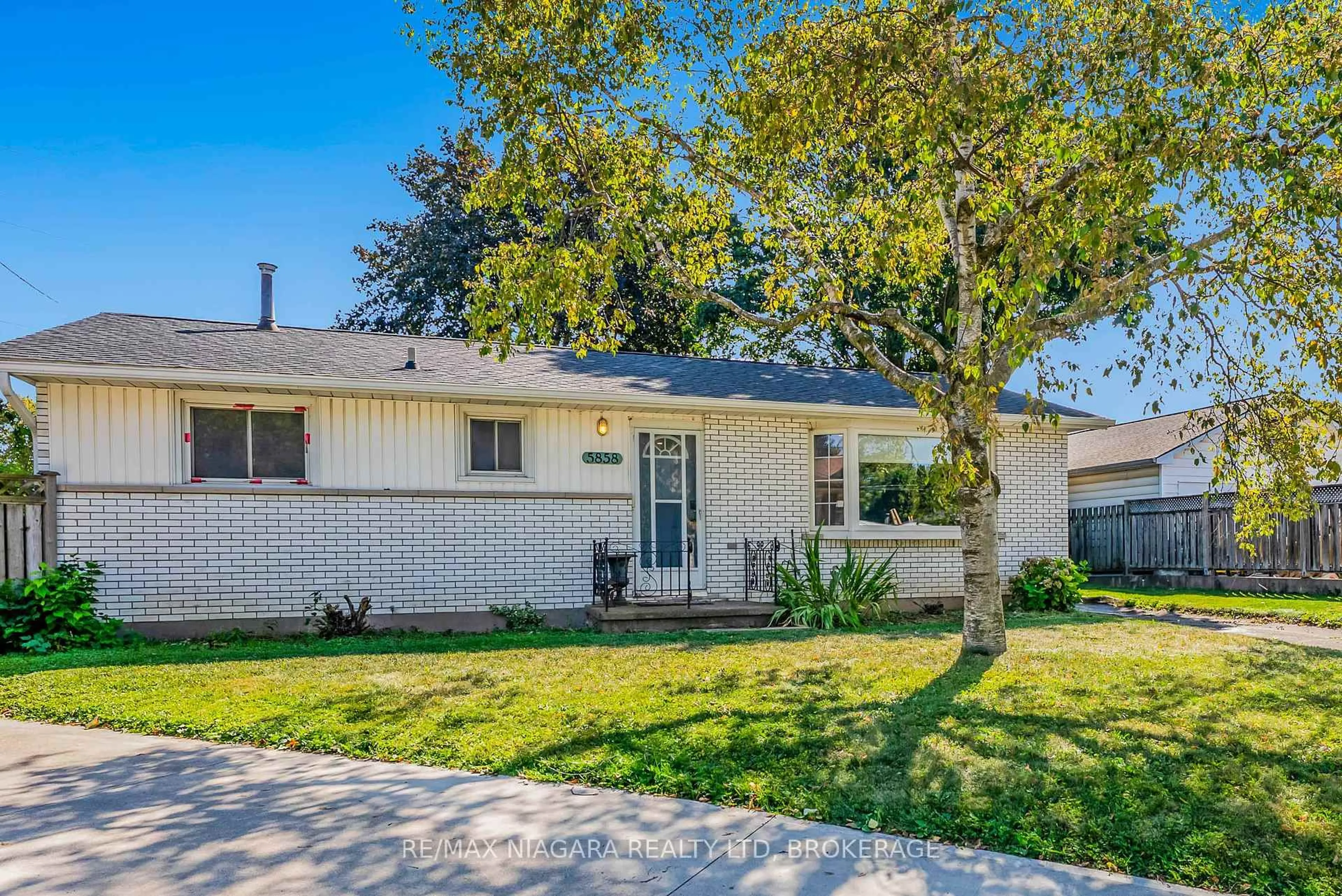 Home with vinyl exterior material, street for 5858 Carman St, Niagara Falls Ontario L2J 1S1