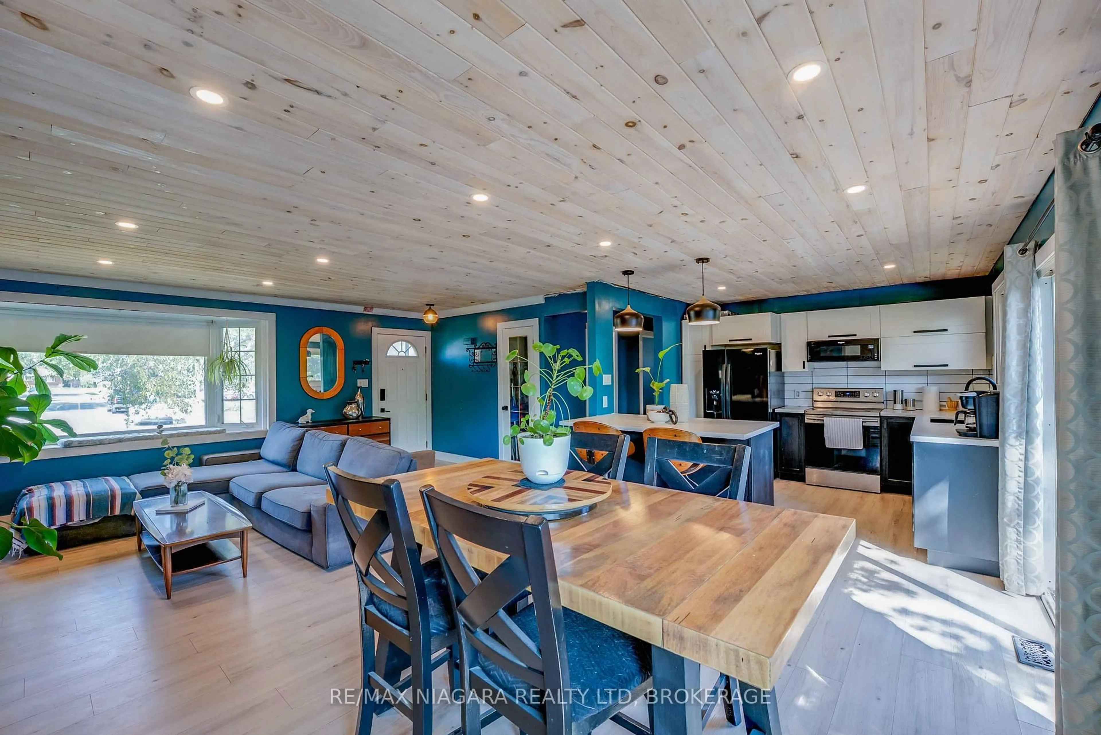 Open concept kitchen, wood/laminate floor for 5858 Carman St, Niagara Falls Ontario L2J 1S1