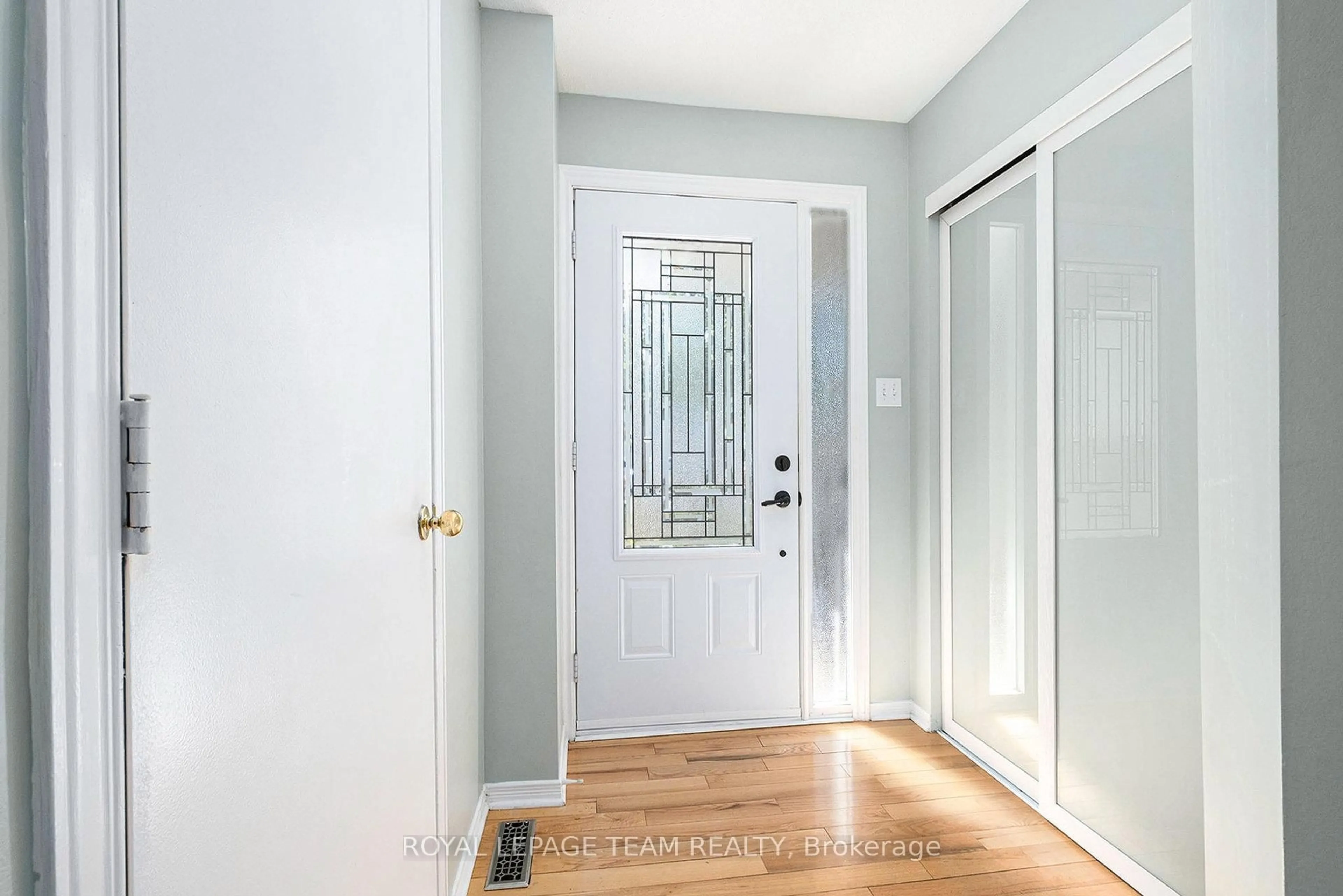Indoor entryway for 93 Royal Oak Crt, Ottawa Ontario K1T 3N9