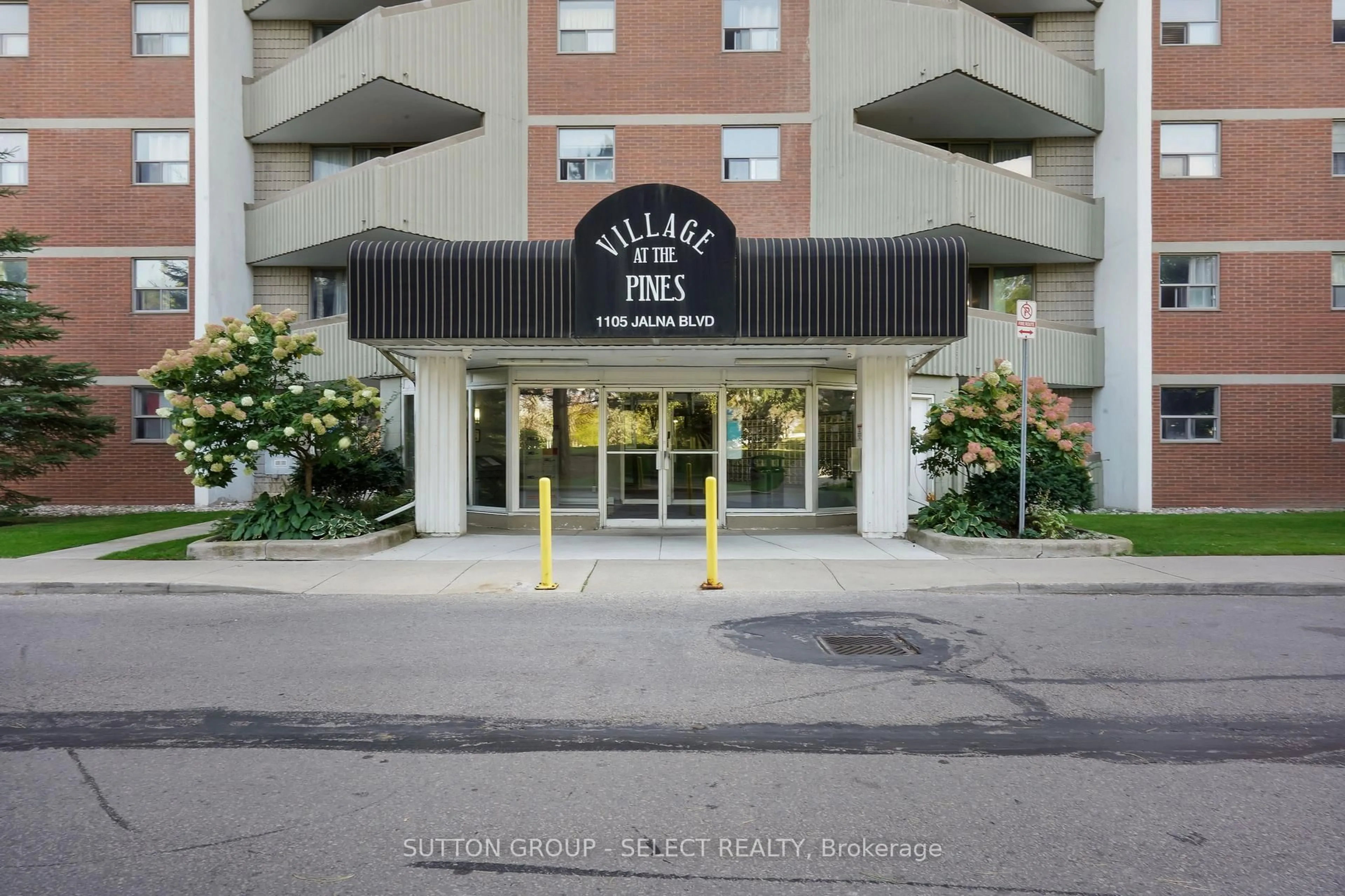 Indoor foyer for 1105 Jalna Blvd #1204, London South Ontario N6E 2S9