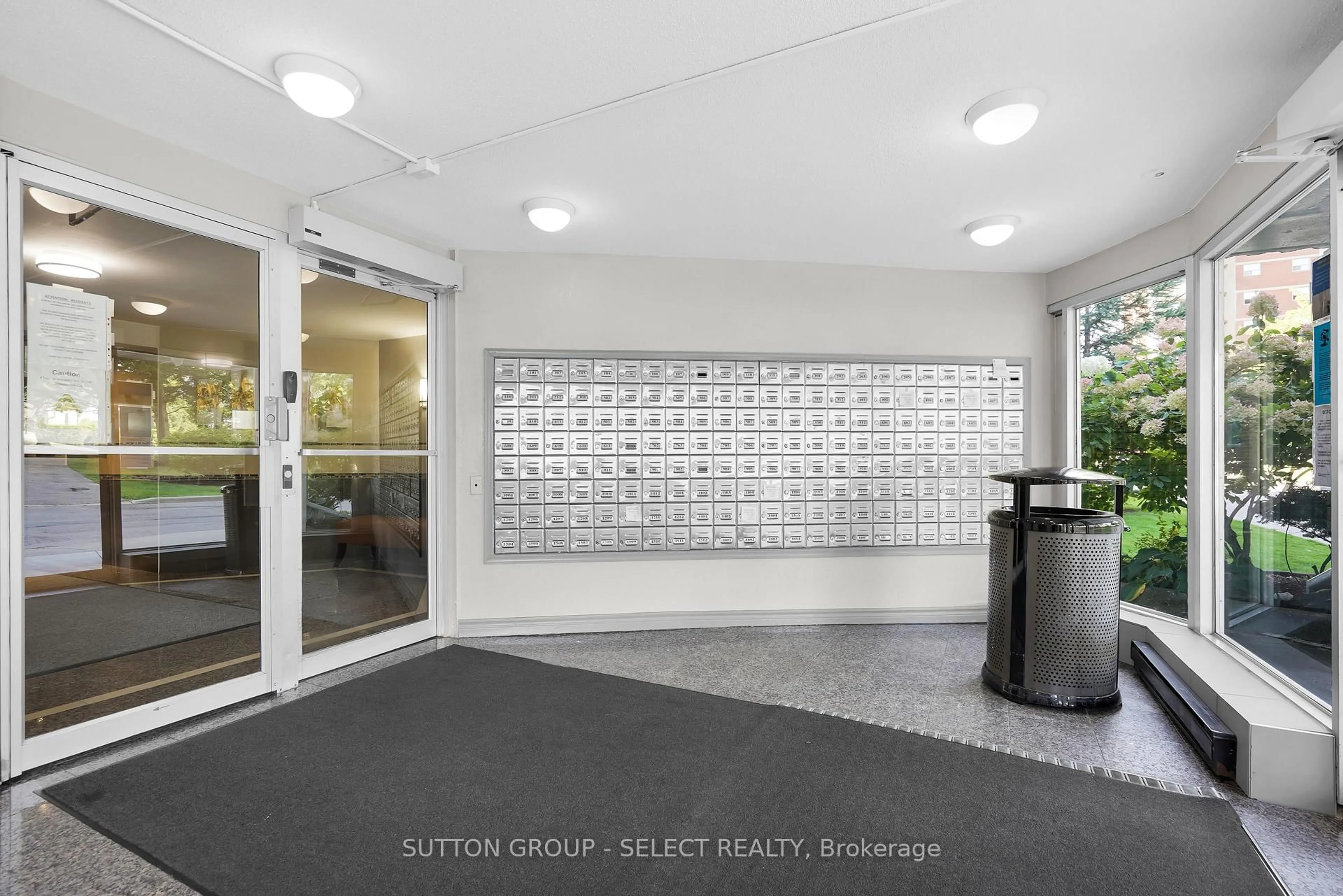 Indoor foyer for 1105 Jalna Blvd #1204, London South Ontario N6E 2S9