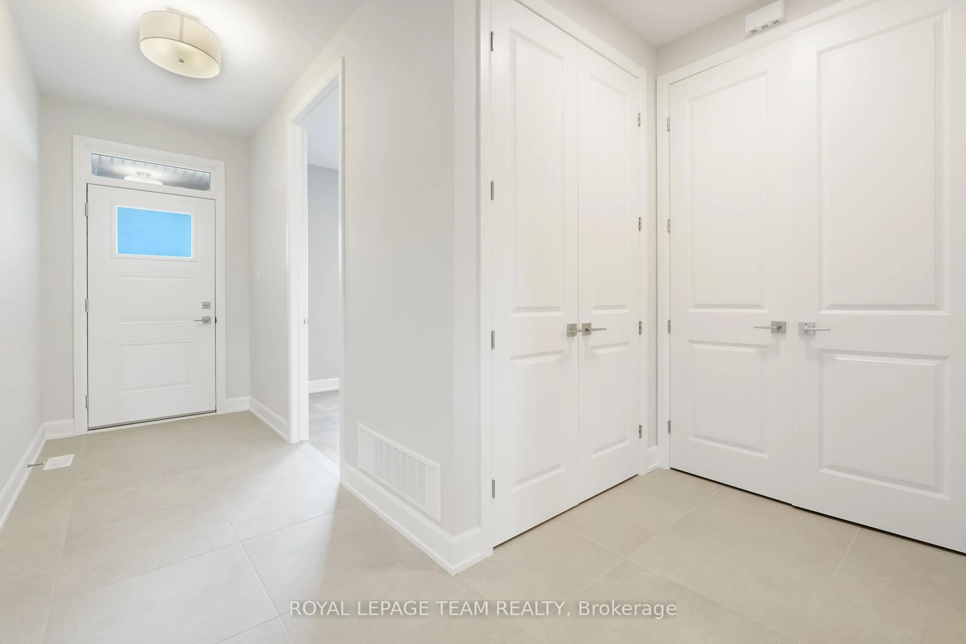 Indoor entryway for 1165 Potter Dr, Brockville Ontario K6V 0G8