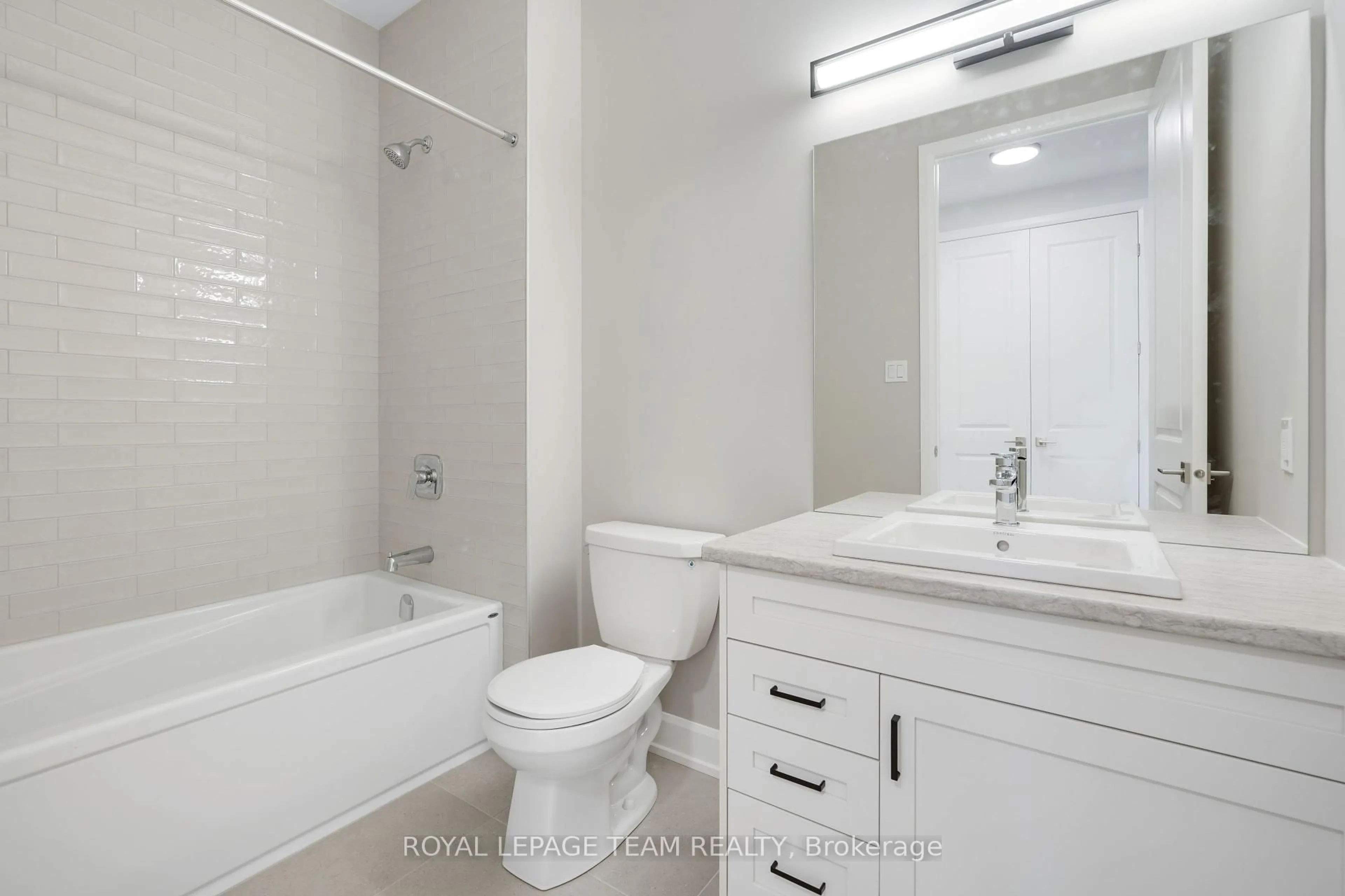 Standard bathroom, unknown for 1165 Potter Dr, Brockville Ontario K6V 0G8