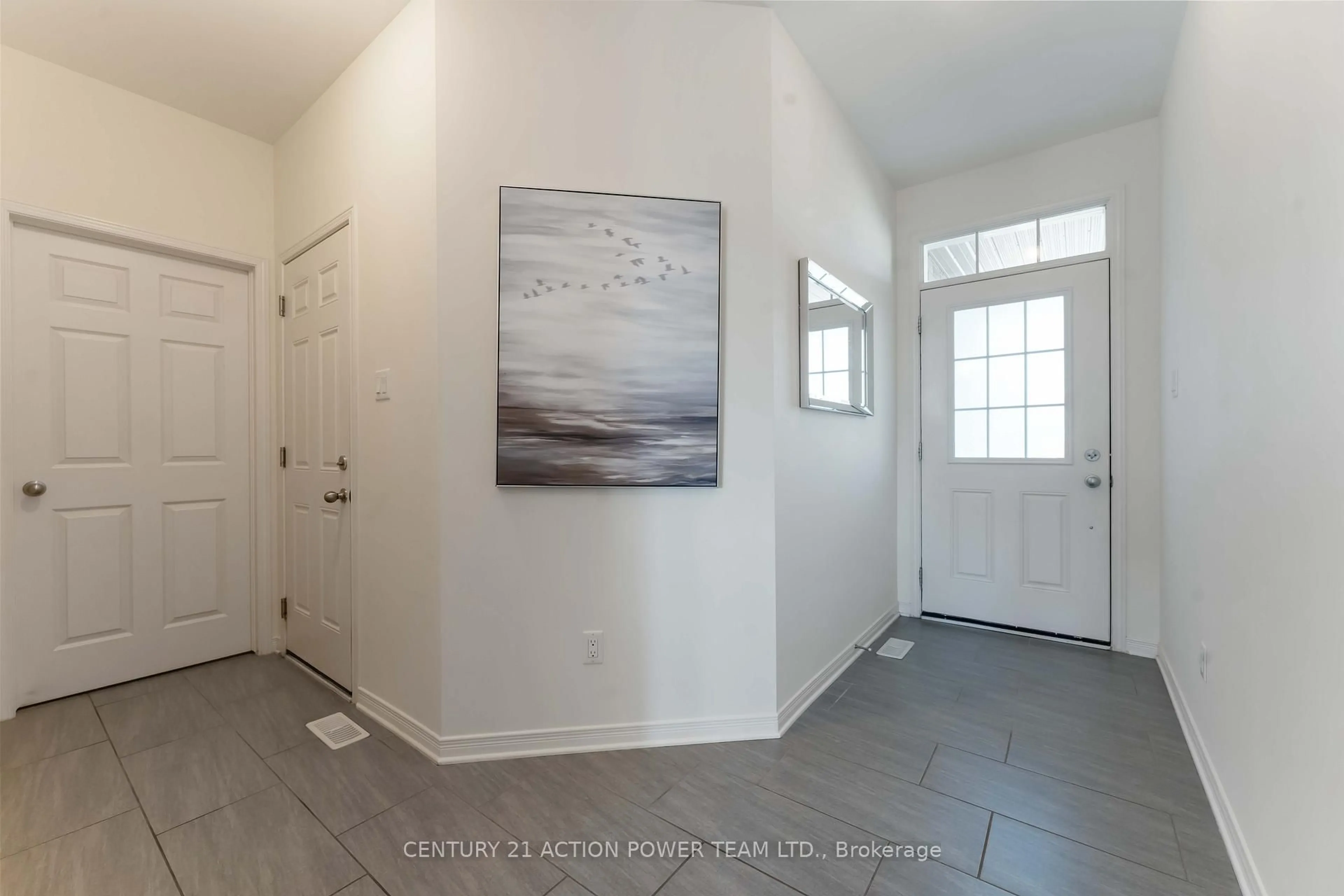 Indoor entryway for 222 Cedarstone St, Richmond Ontario K0A 2Z0