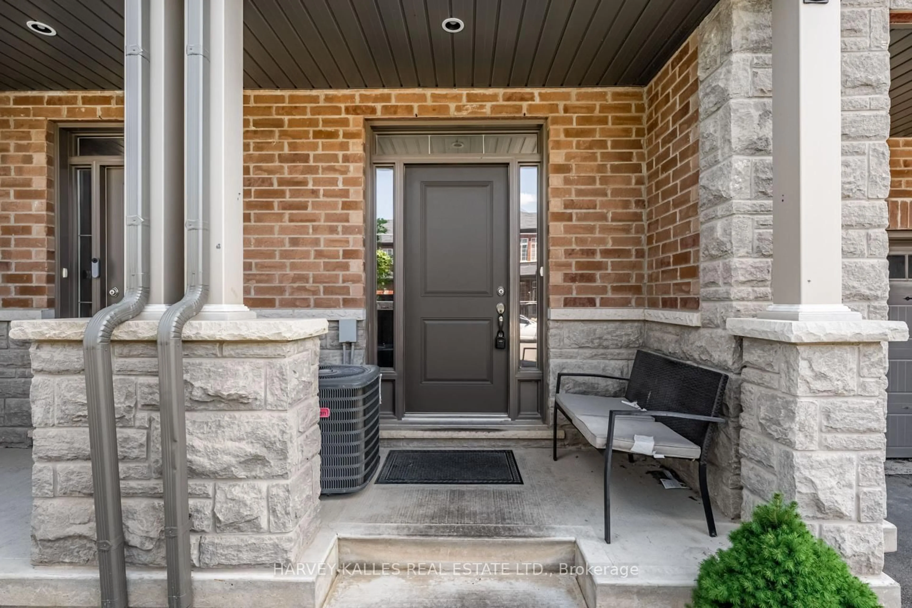 Indoor entryway for 300 Humphrey St, Hamilton Ontario L8B 1W5