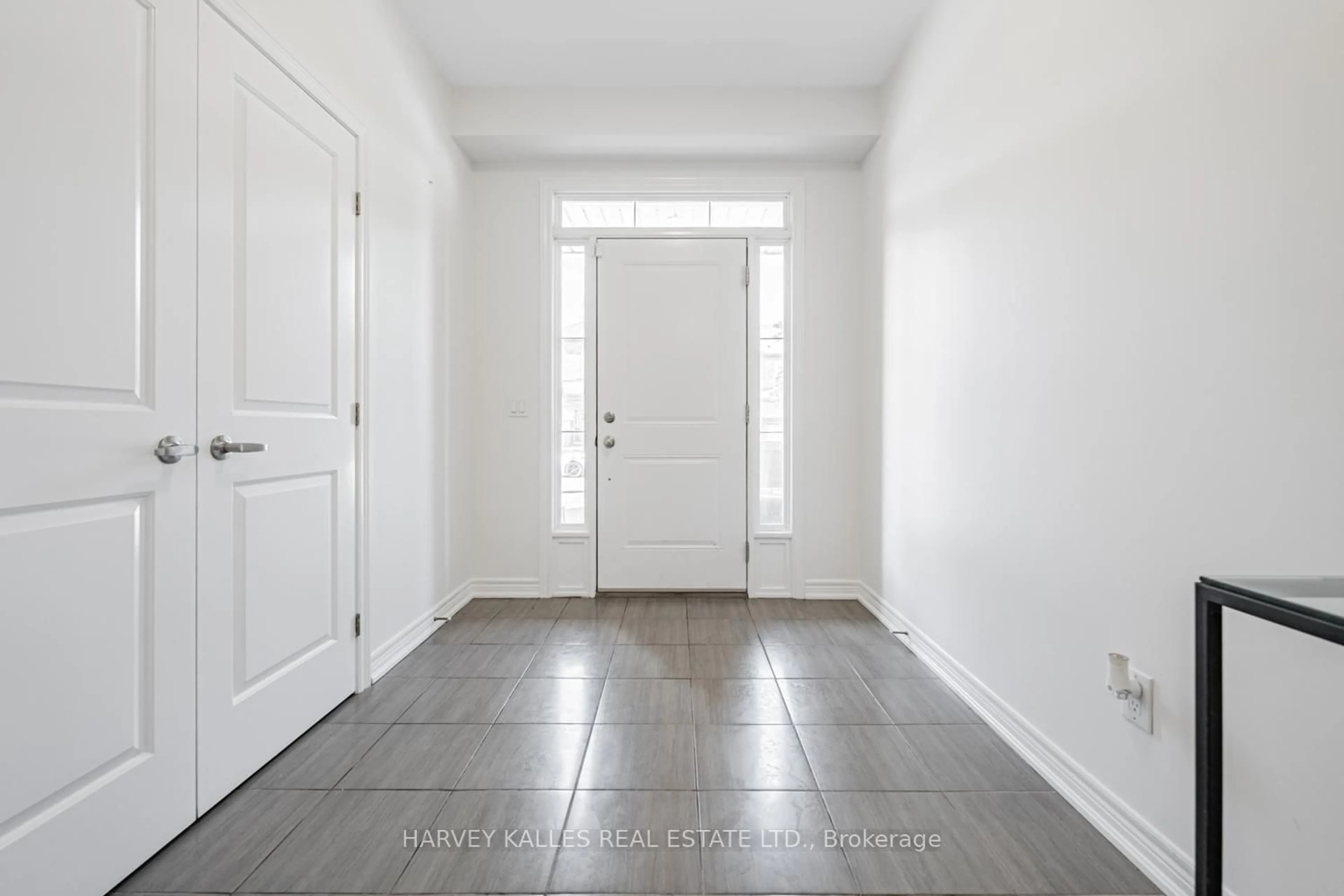 Indoor entryway for 300 Humphrey St, Hamilton Ontario L8B 1W5