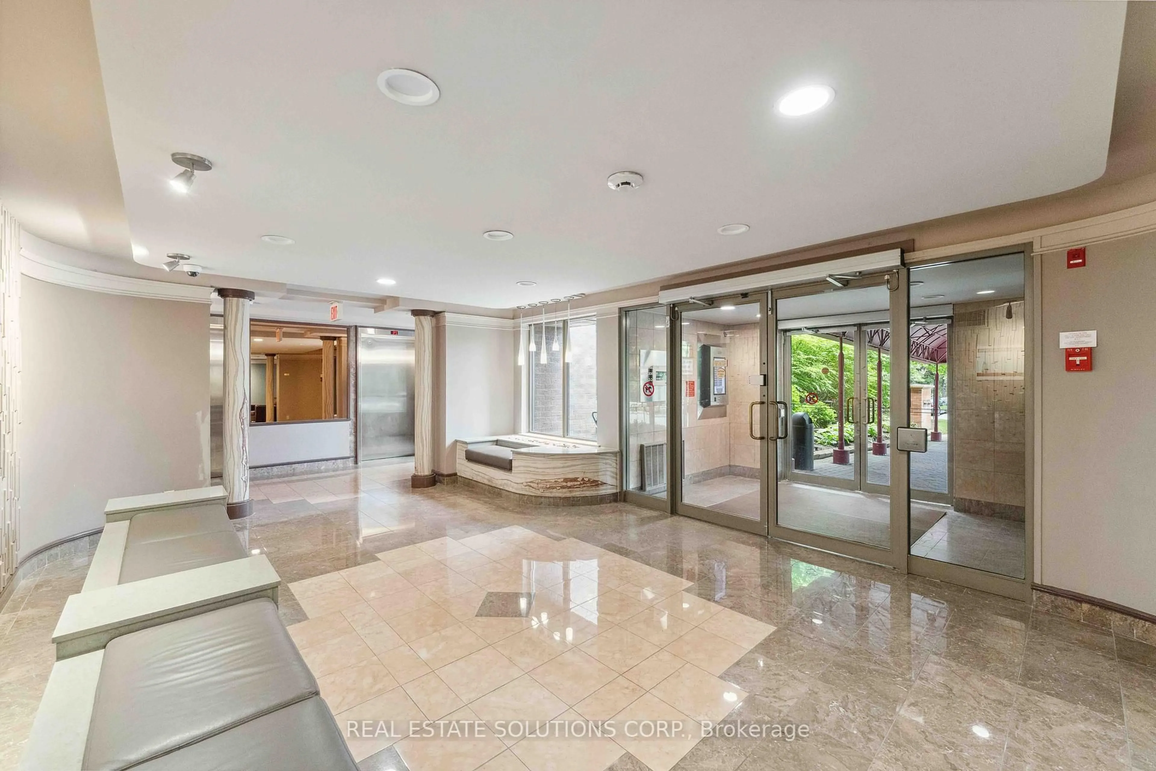 Indoor foyer for 100 Grant Carman Dr #214, Ottawa Ontario K2E 8B8
