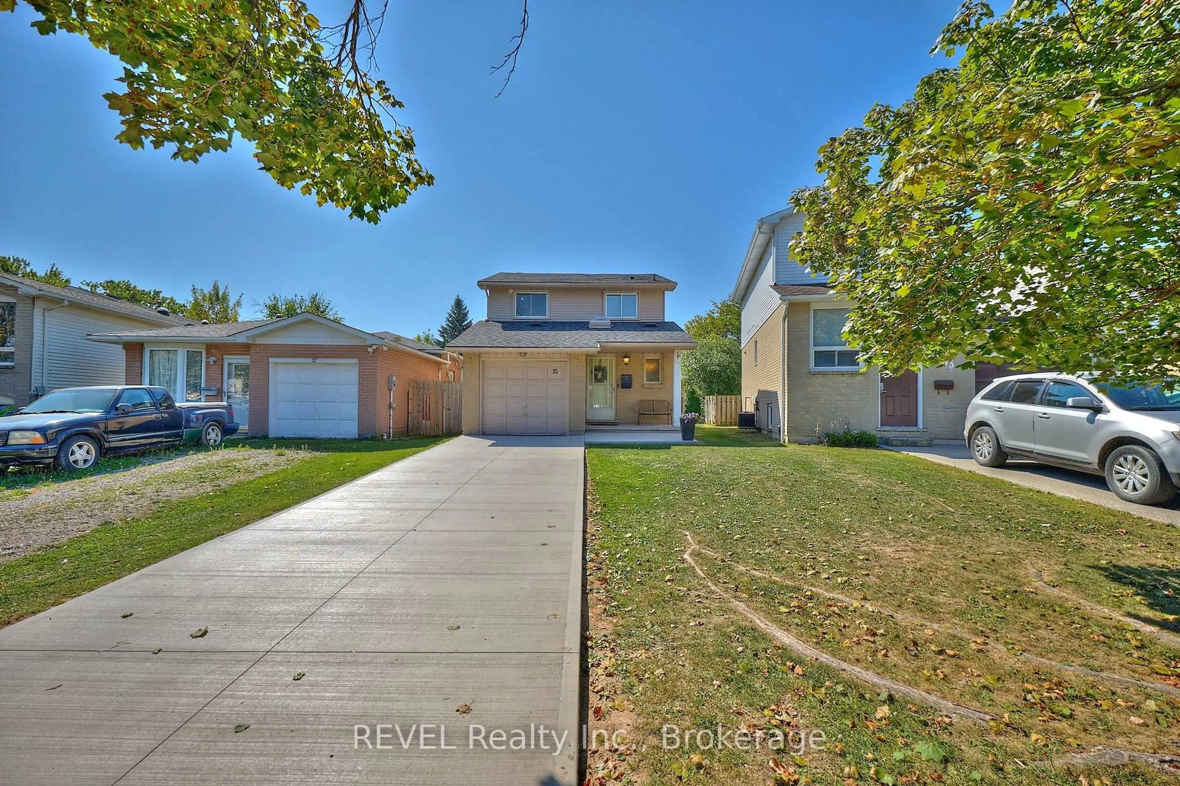 Home with vinyl exterior material, street for 35 Romy Cres, Thorold Ontario L2V 4L1