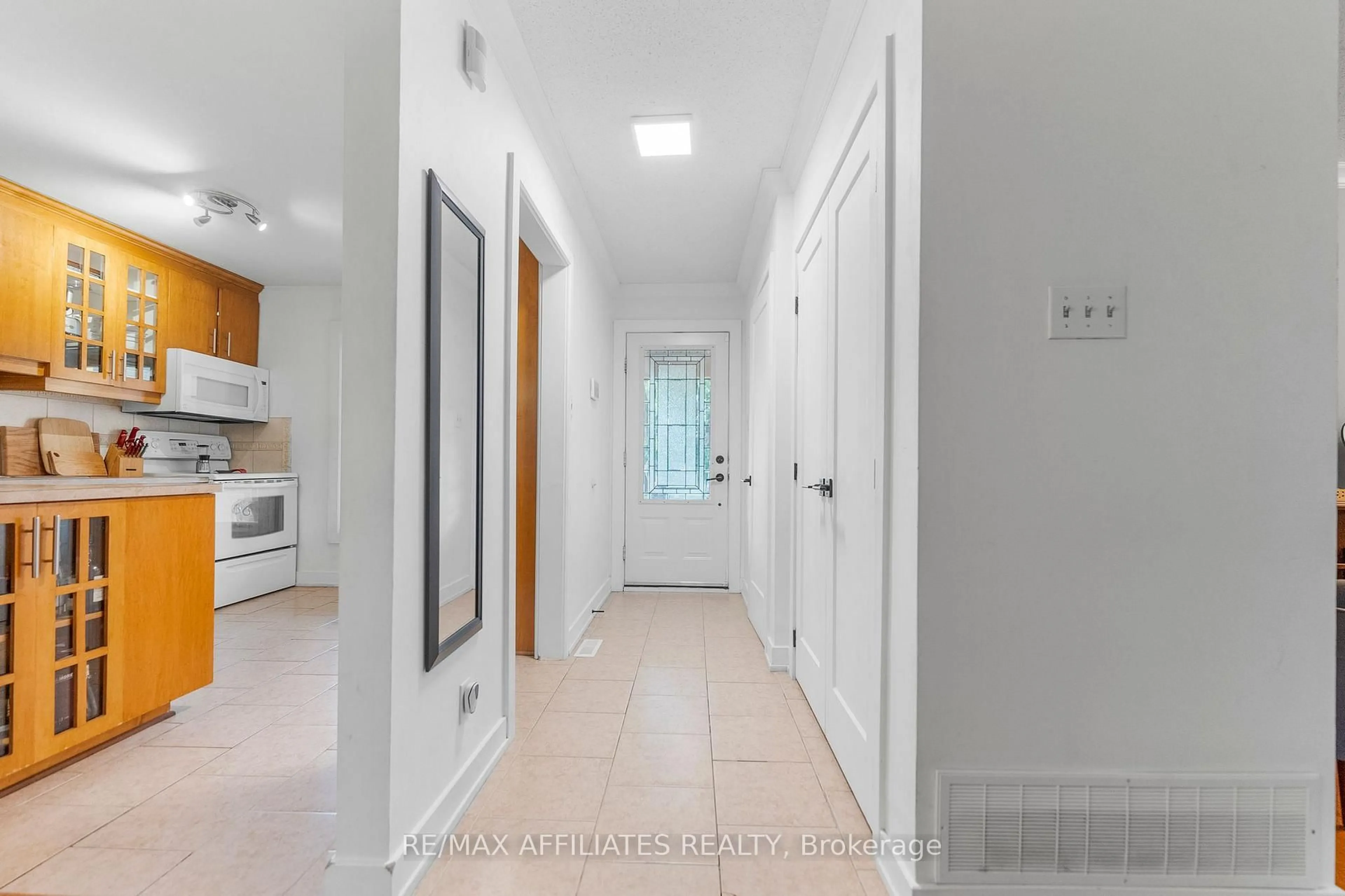 Indoor entryway for 31 Exeter Dr, Ottawa Ontario K2J 1Z9