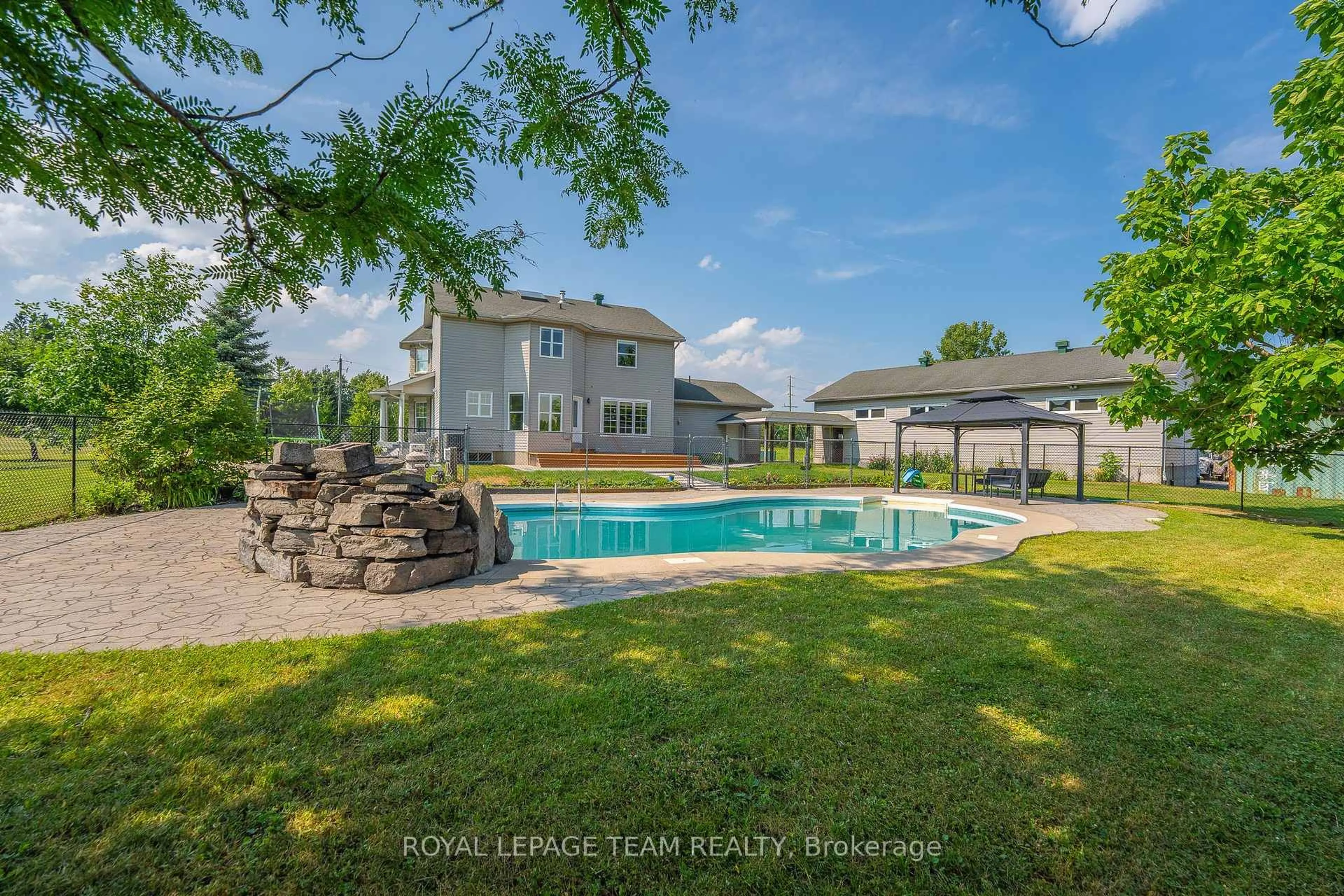 Pool for 7474 Mitch Owens Rd, Ottawa Ontario K4P 1K9