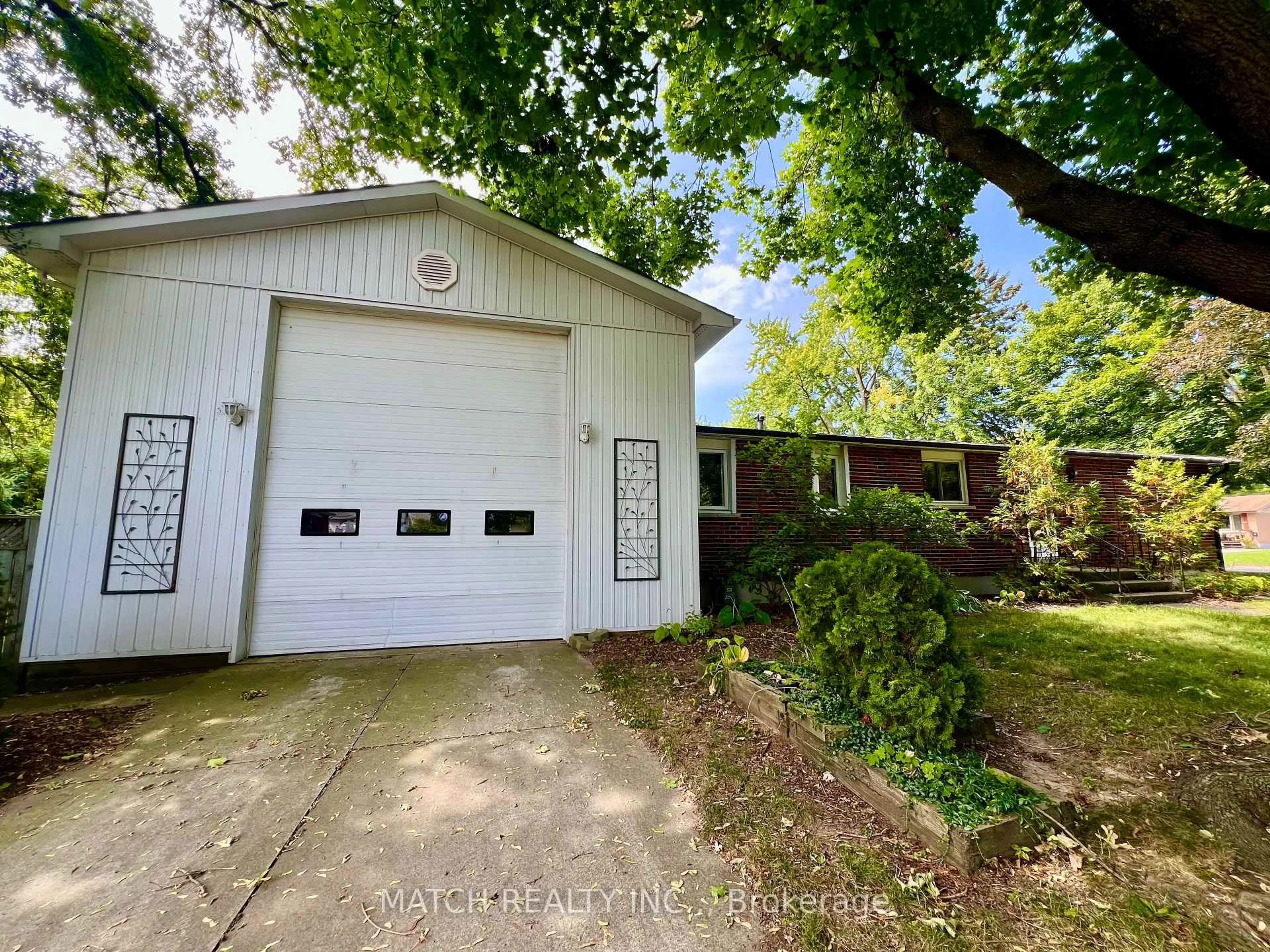 A pic from outside/outdoor area/front of a property/back of a property/a pic from drone, street for 306 Laughton Cres, Strathroy-Caradoc Ontario N7G 1H7