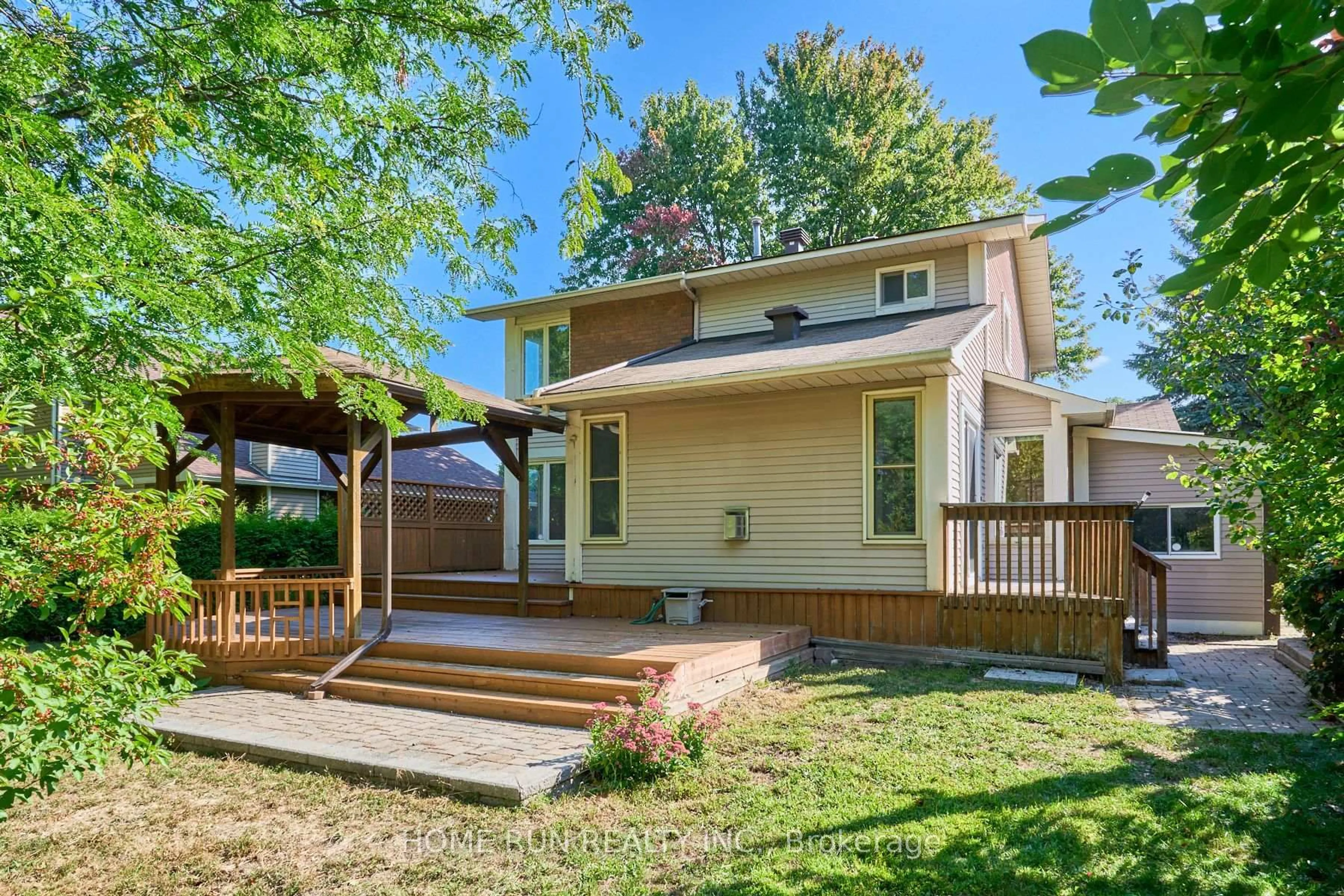 Home with vinyl exterior material, street for 20 Thiessen Cres, Ottawa Ontario K2L 2M3