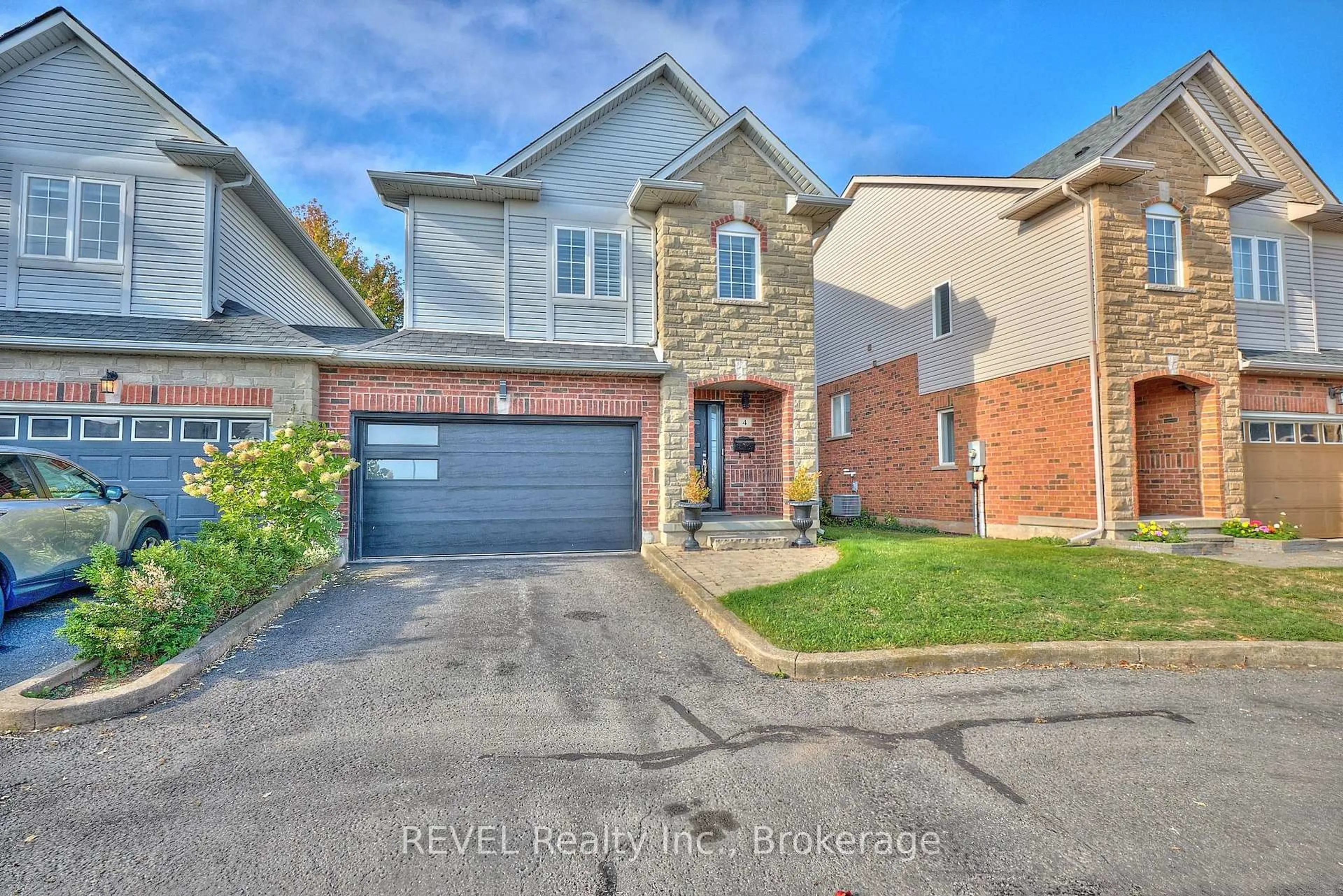Home with brick exterior material, street for 334 Main St #4, Grimsby Ontario L3M 1R2