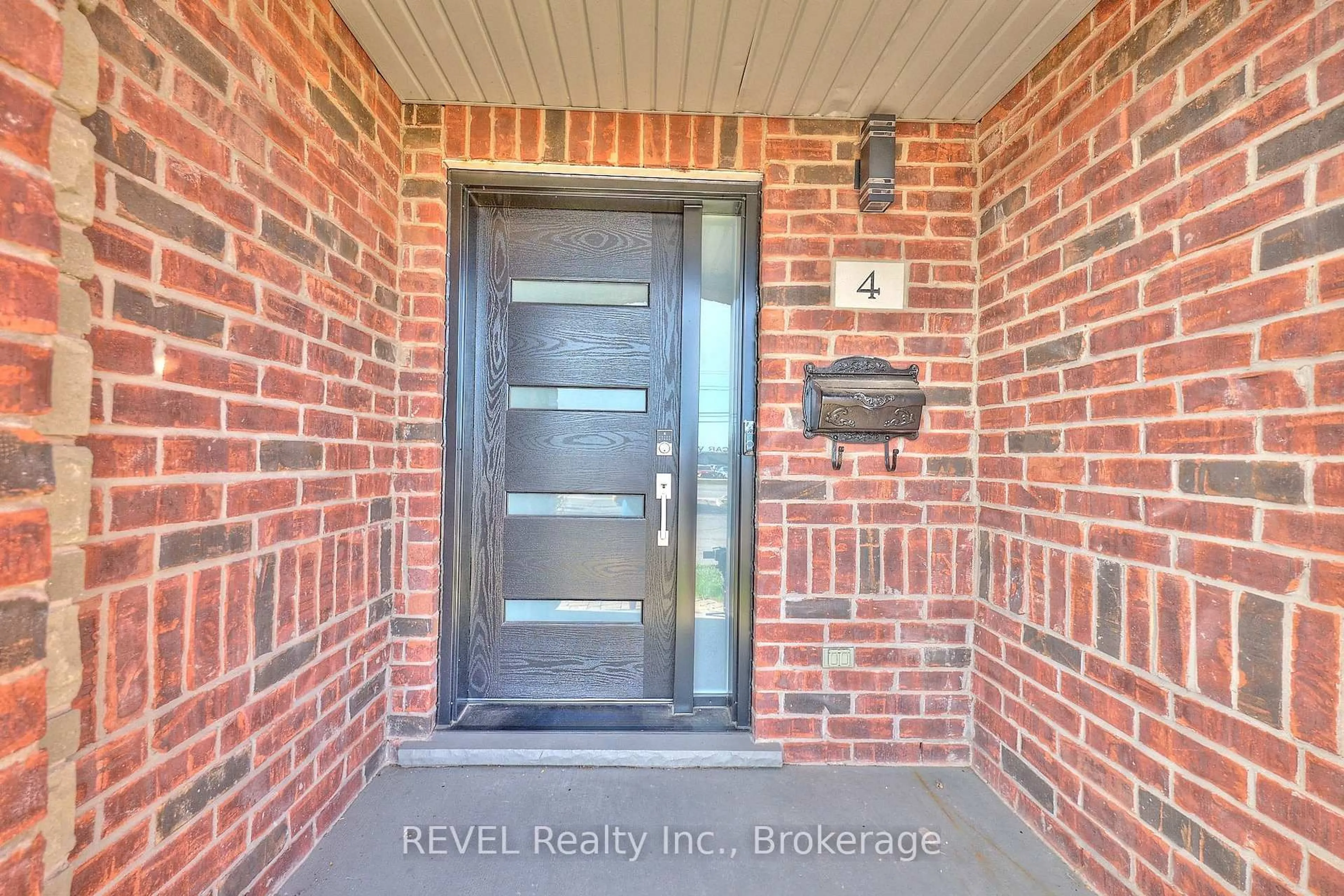Indoor entryway for 334 Main St #4, Grimsby Ontario L3M 1R2
