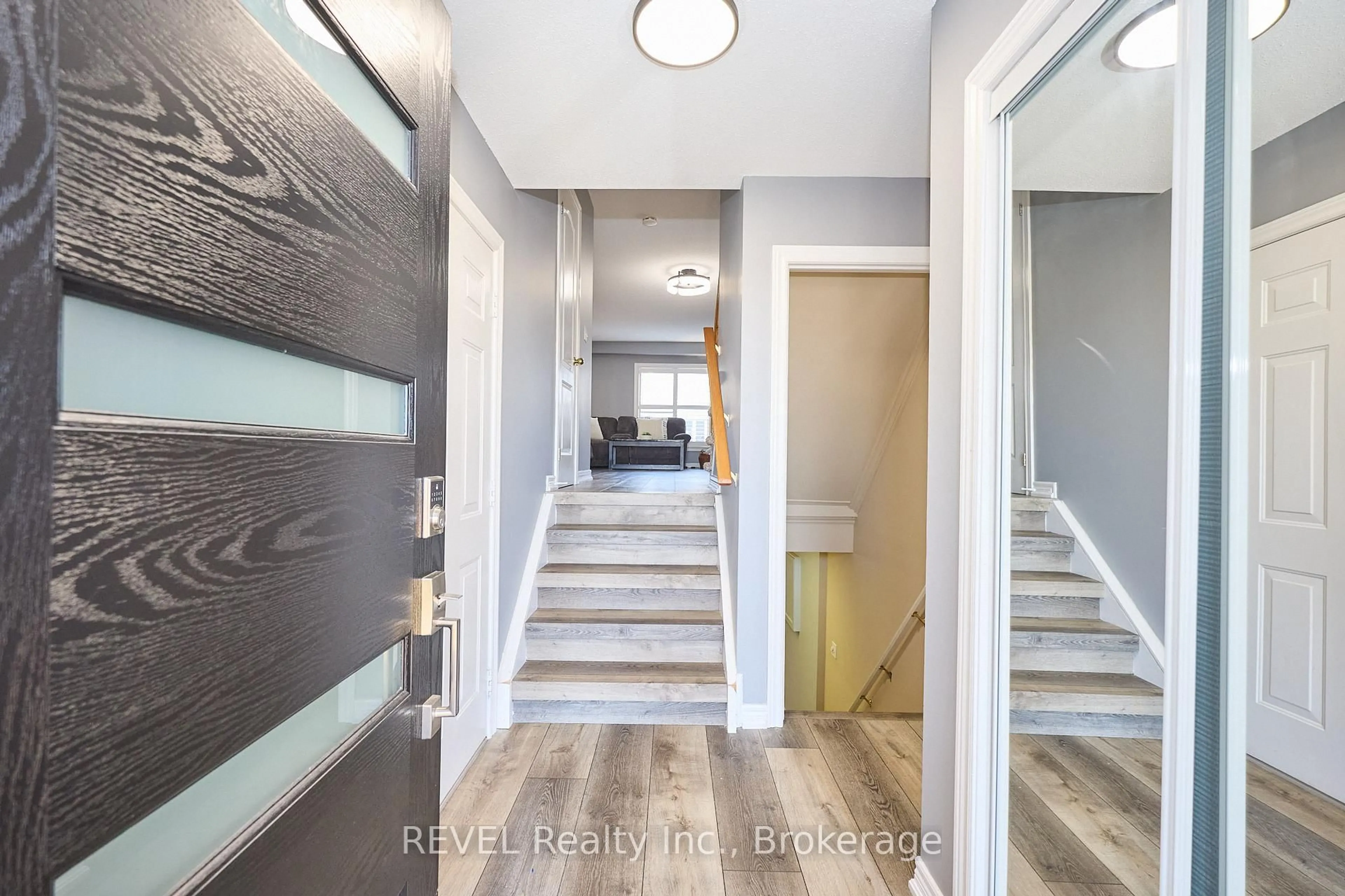 Indoor entryway for 334 Main St #4, Grimsby Ontario L3M 1R2