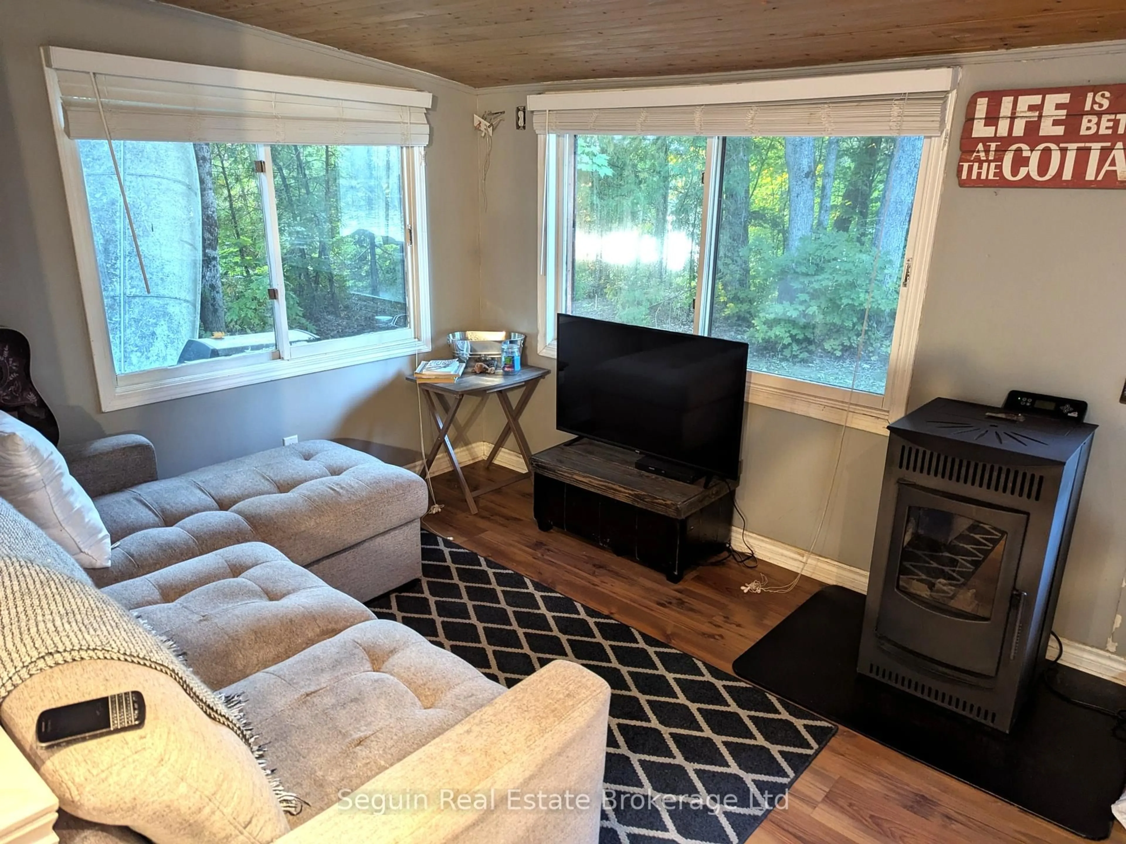 Living room with furniture, wood/laminate floor for 90 Bradley Rd, Seguin Ontario P2A 0B6