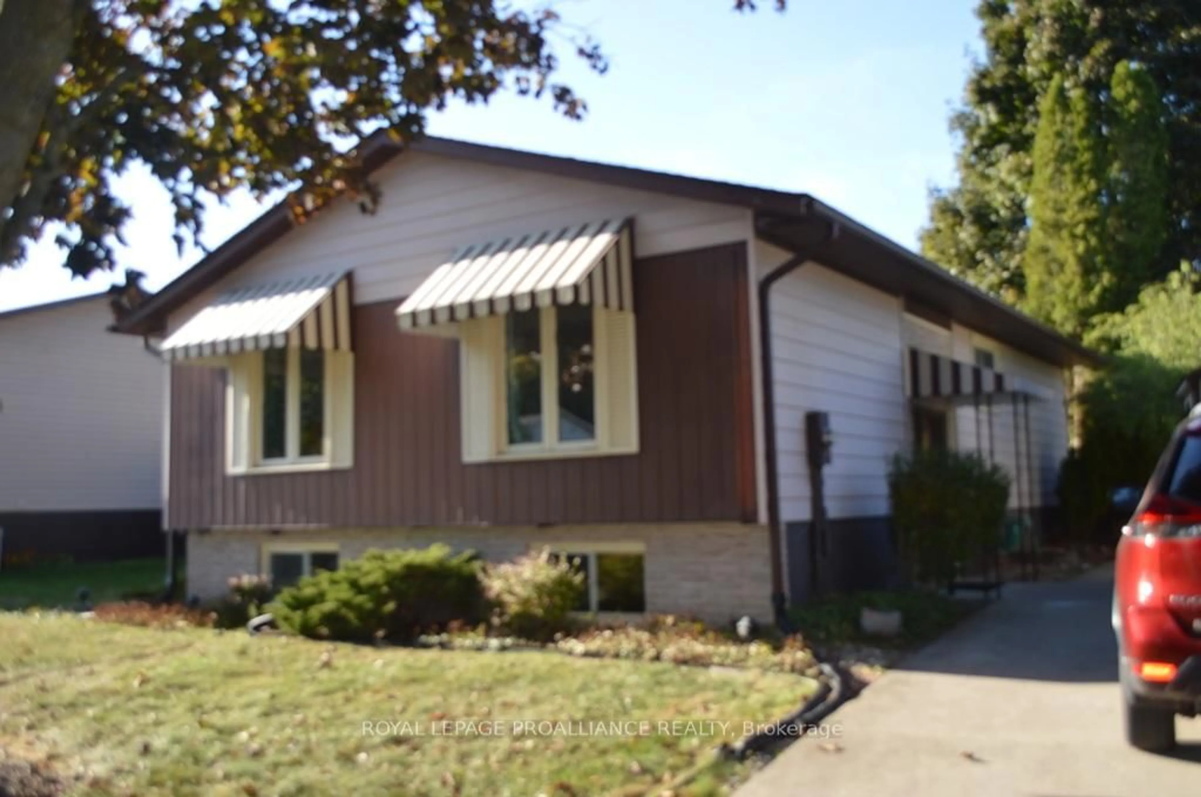 Home with vinyl exterior material, street for 118 Nicholas St, Quinte West Ontario K8V 6B2