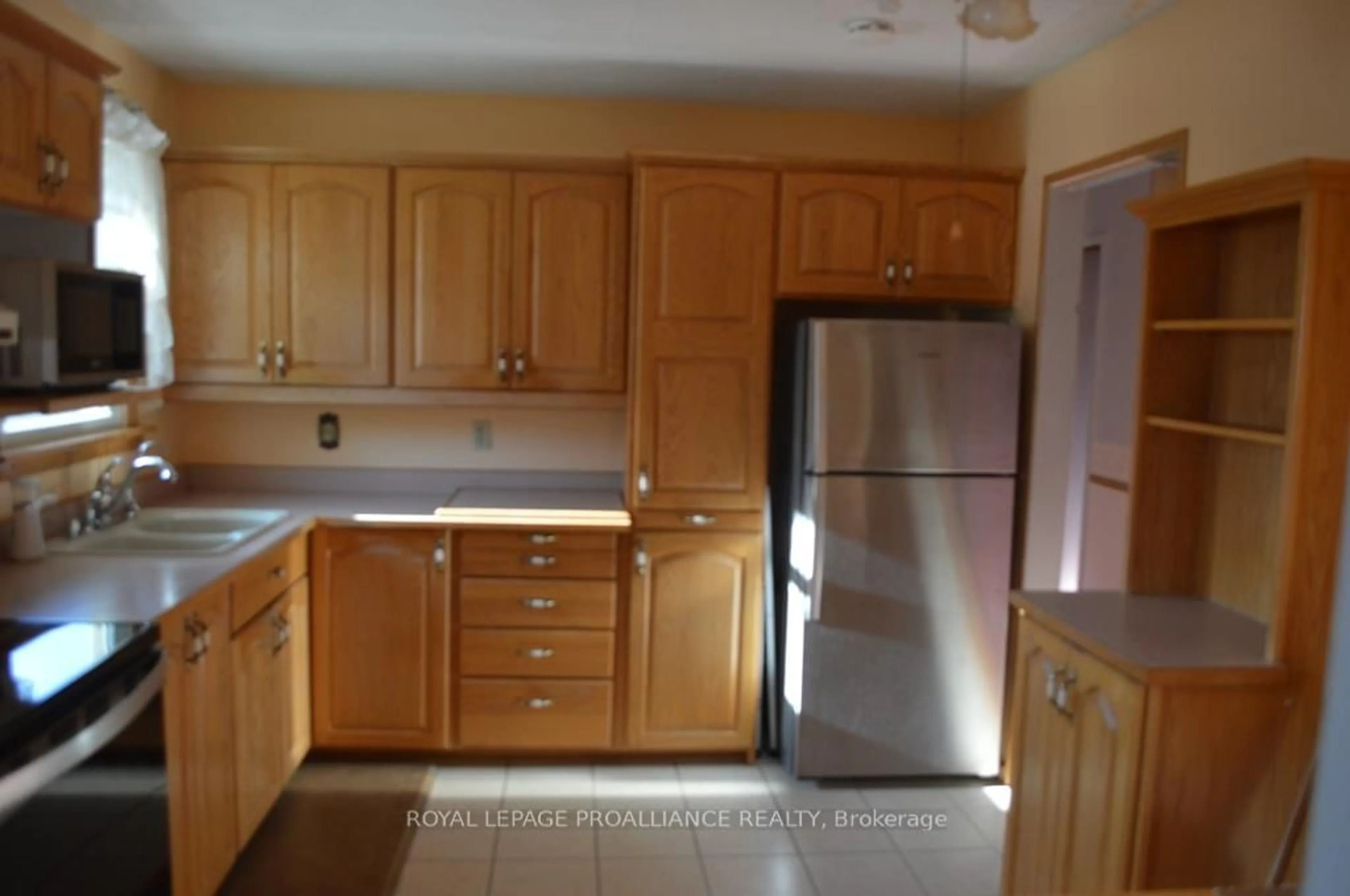 Standard kitchen, unknown for 118 Nicholas St, Quinte West Ontario K8V 6B2