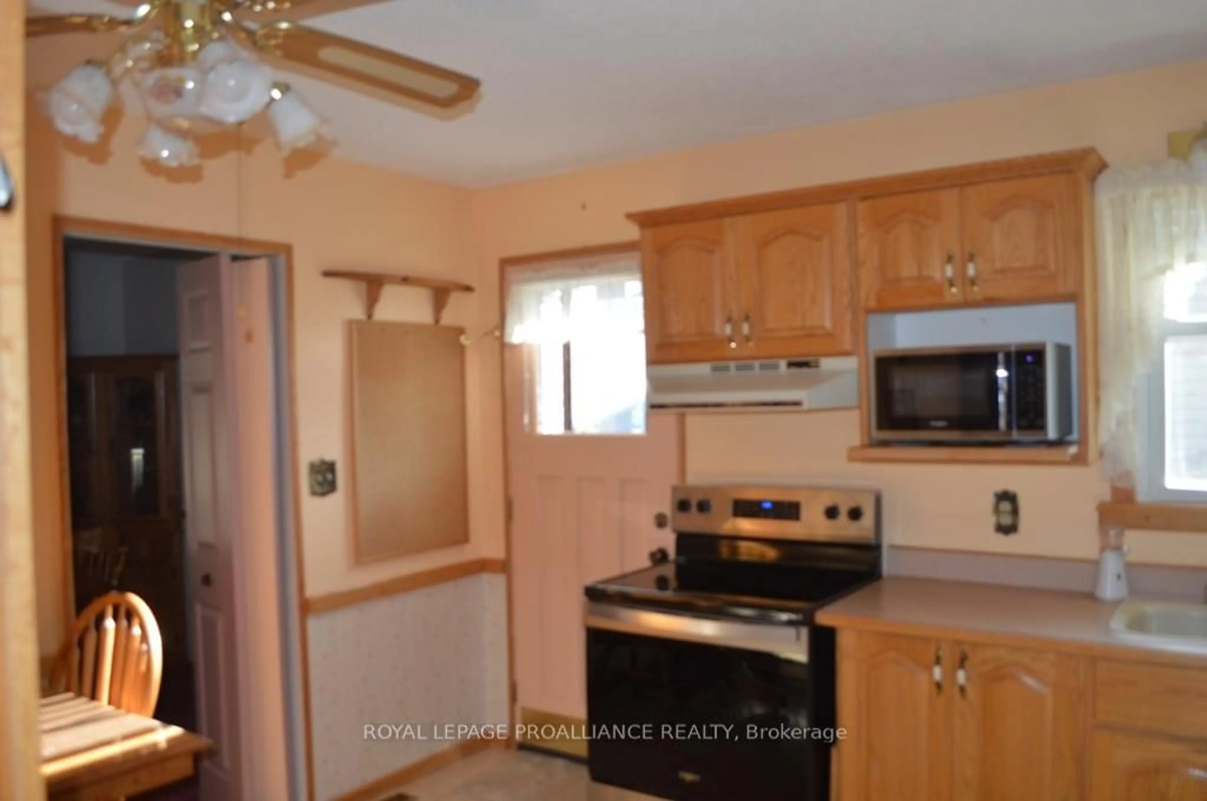 Standard kitchen, unknown for 118 Nicholas St, Quinte West Ontario K8V 6B2