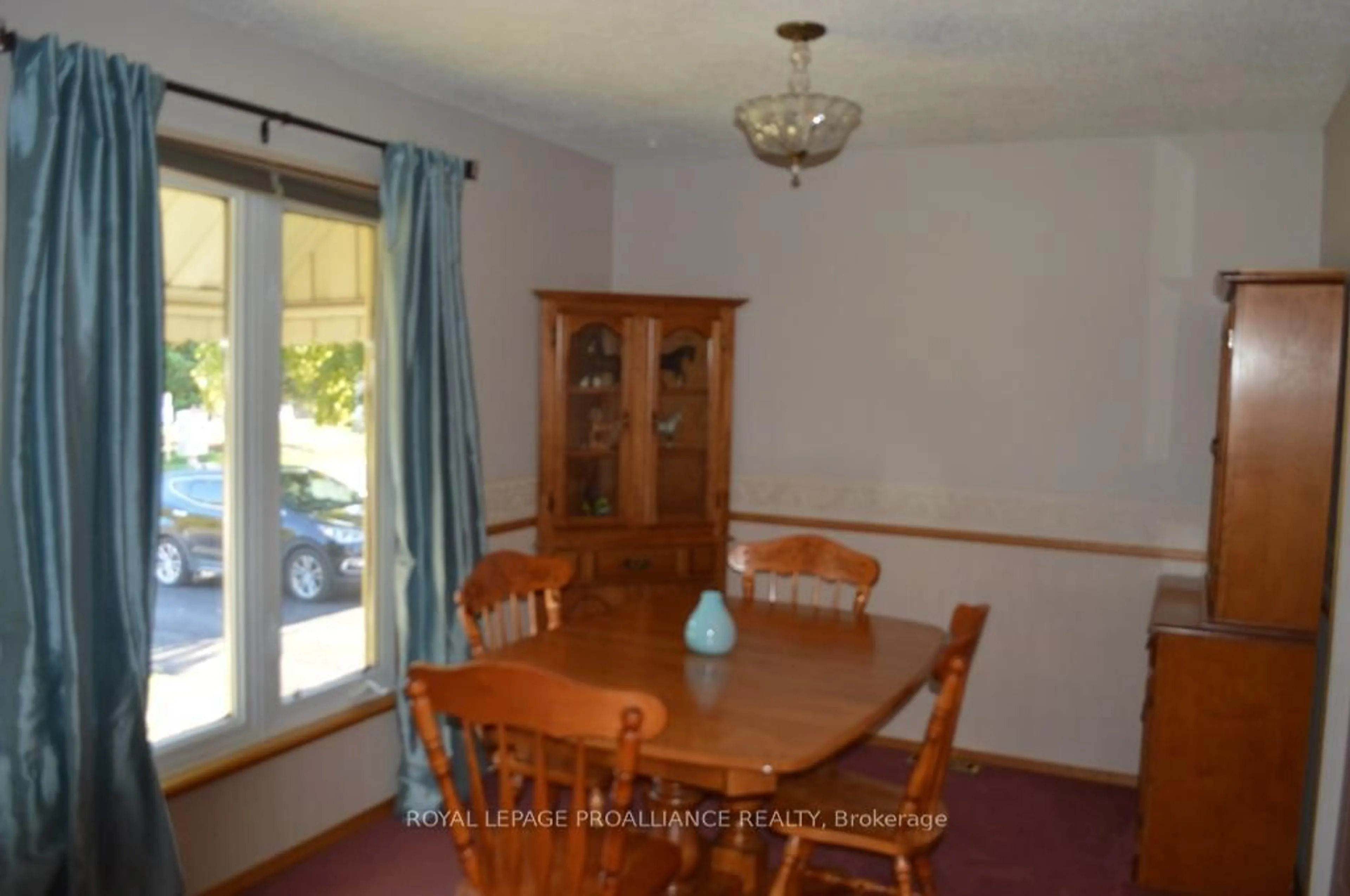 Dining room, wood/laminate floor for 118 Nicholas St, Quinte West Ontario K8V 6B2