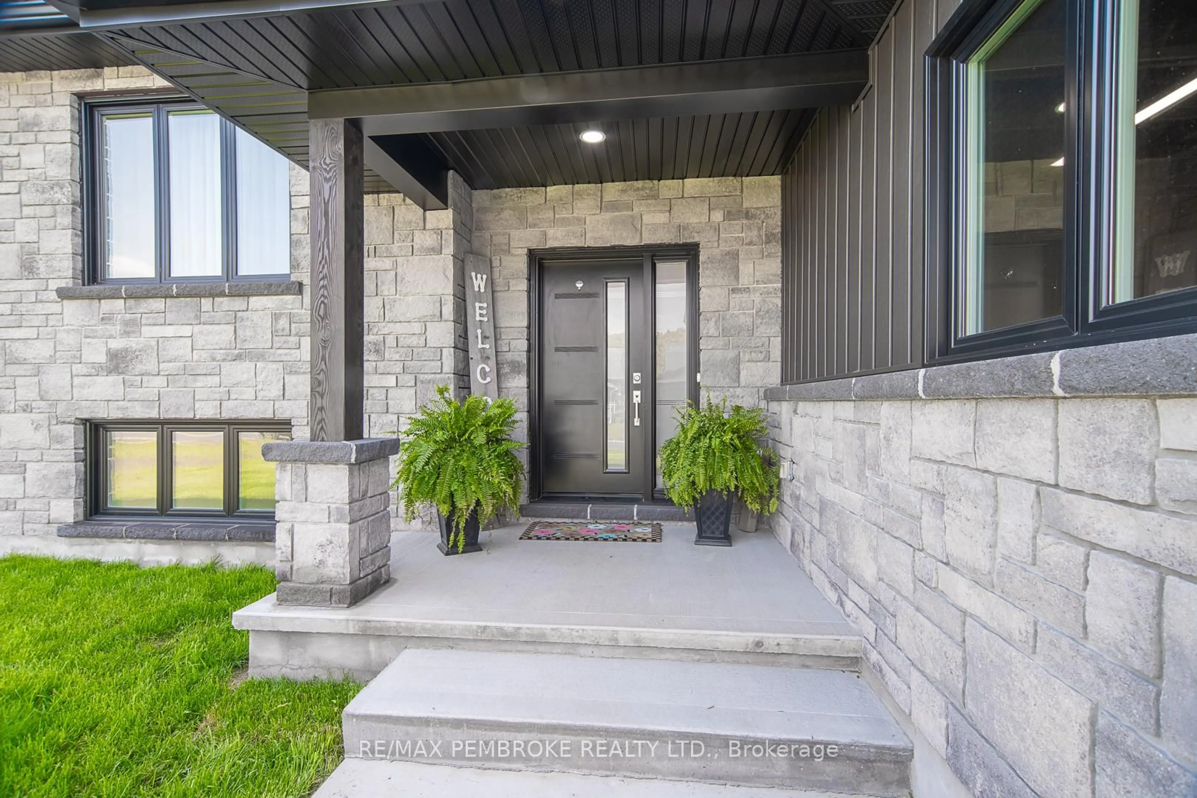 Indoor entryway for 45 Liam St, Petawawa Ontario K8H 0G7