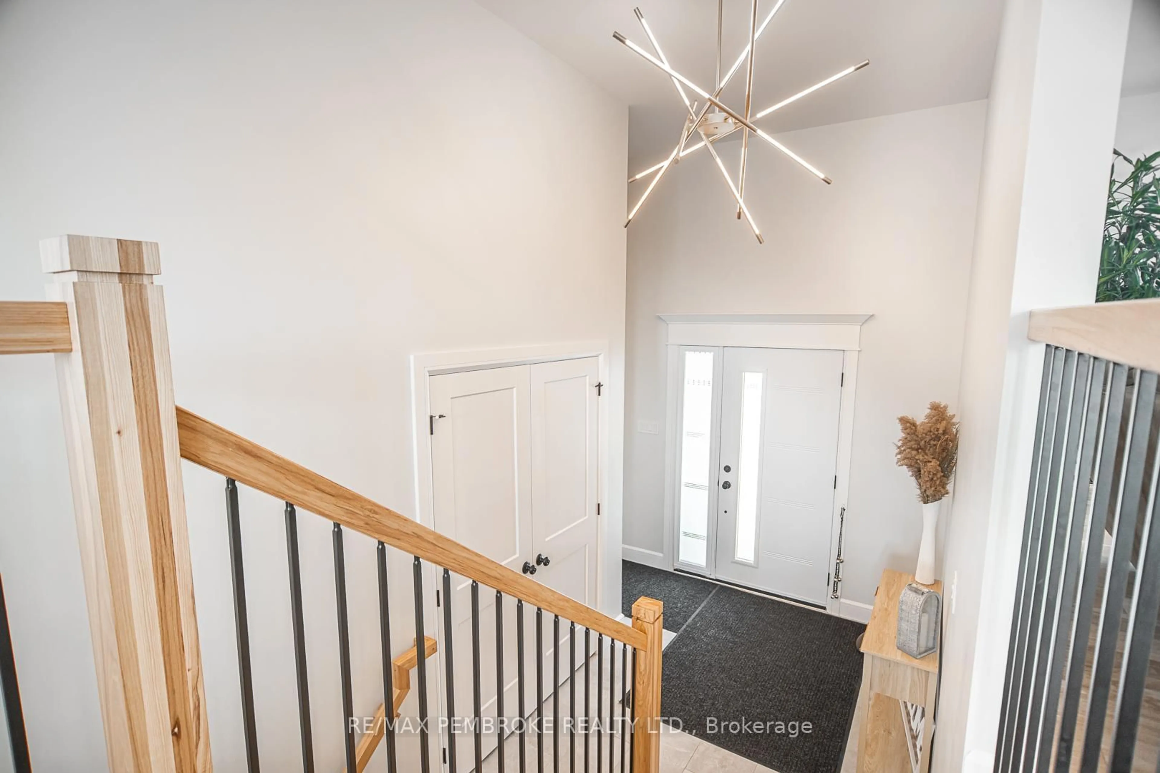 Indoor entryway for 45 Liam St, Petawawa Ontario K8H 0G7