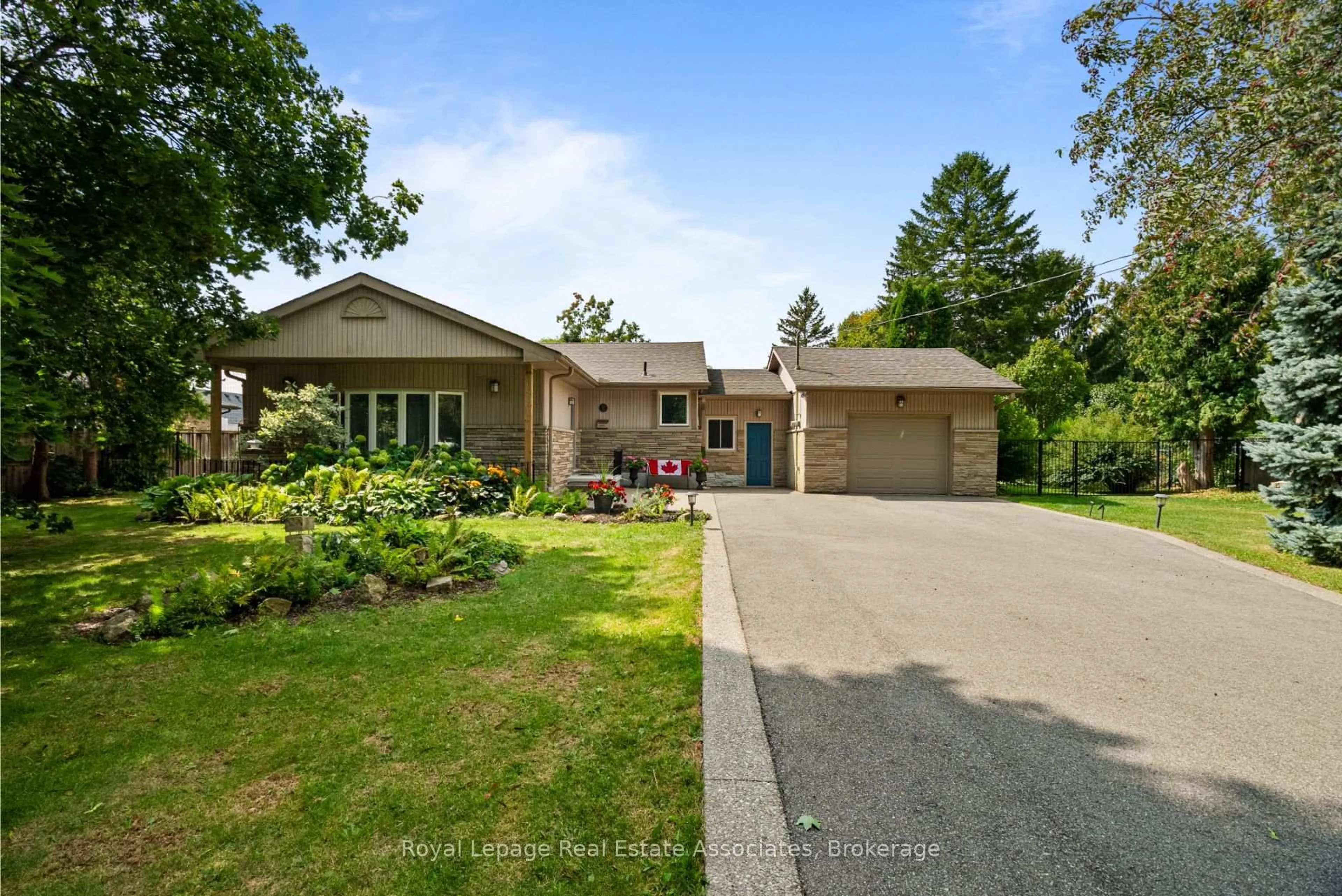 A pic from outside/outdoor area/front of a property/back of a property/a pic from drone, street for 14 Hopkins Crt, Hamilton Ontario L9H 5M5