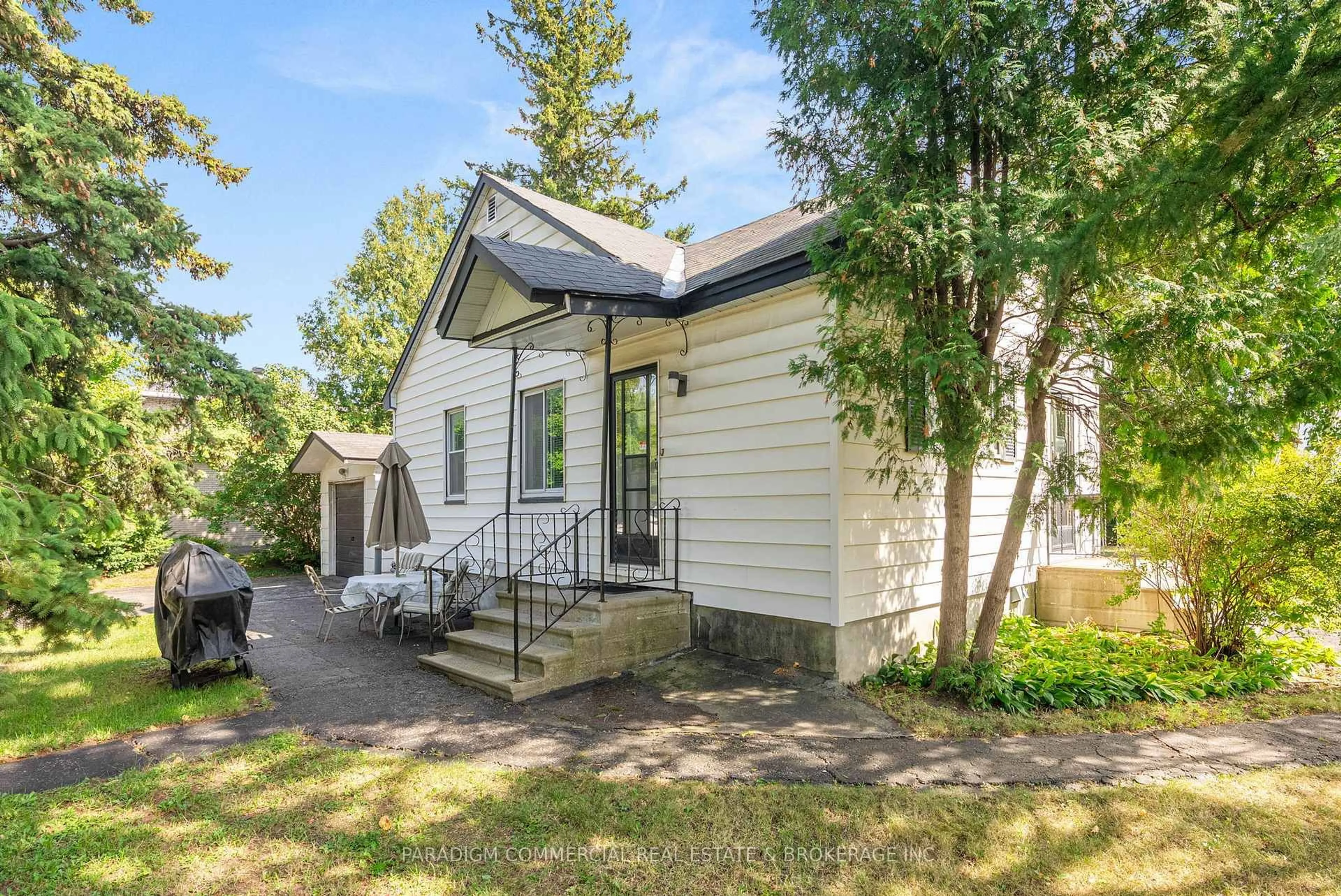 Patio, street for 423 Ancaster Ave, Ottawa Ontario K2B 5B6