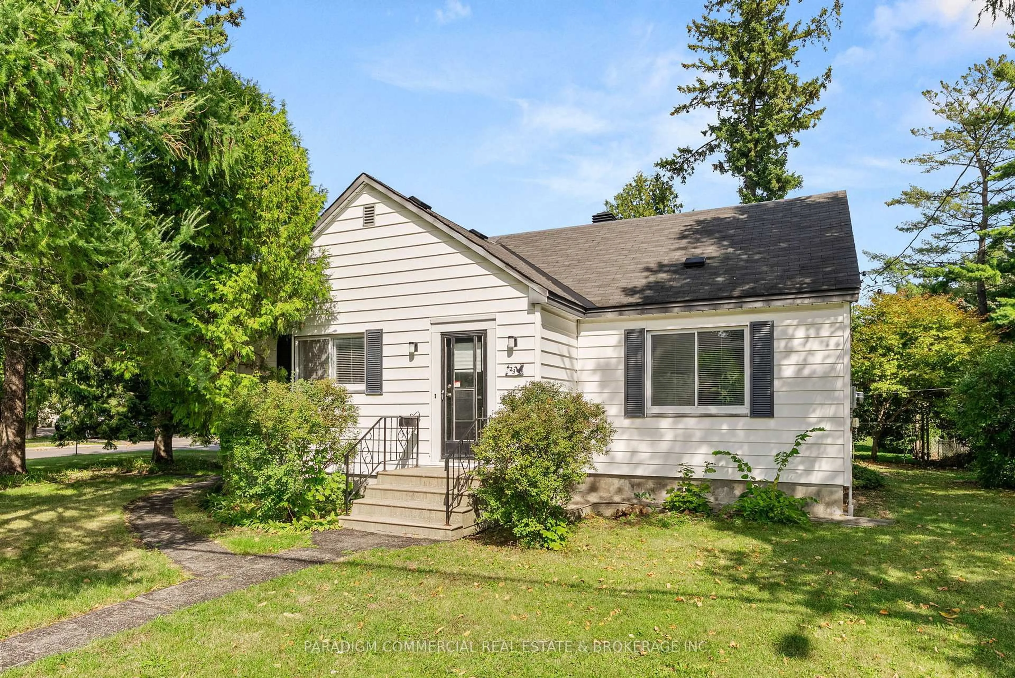 Home with vinyl exterior material, street for 423 Ancaster Ave, Ottawa Ontario K2B 5B6