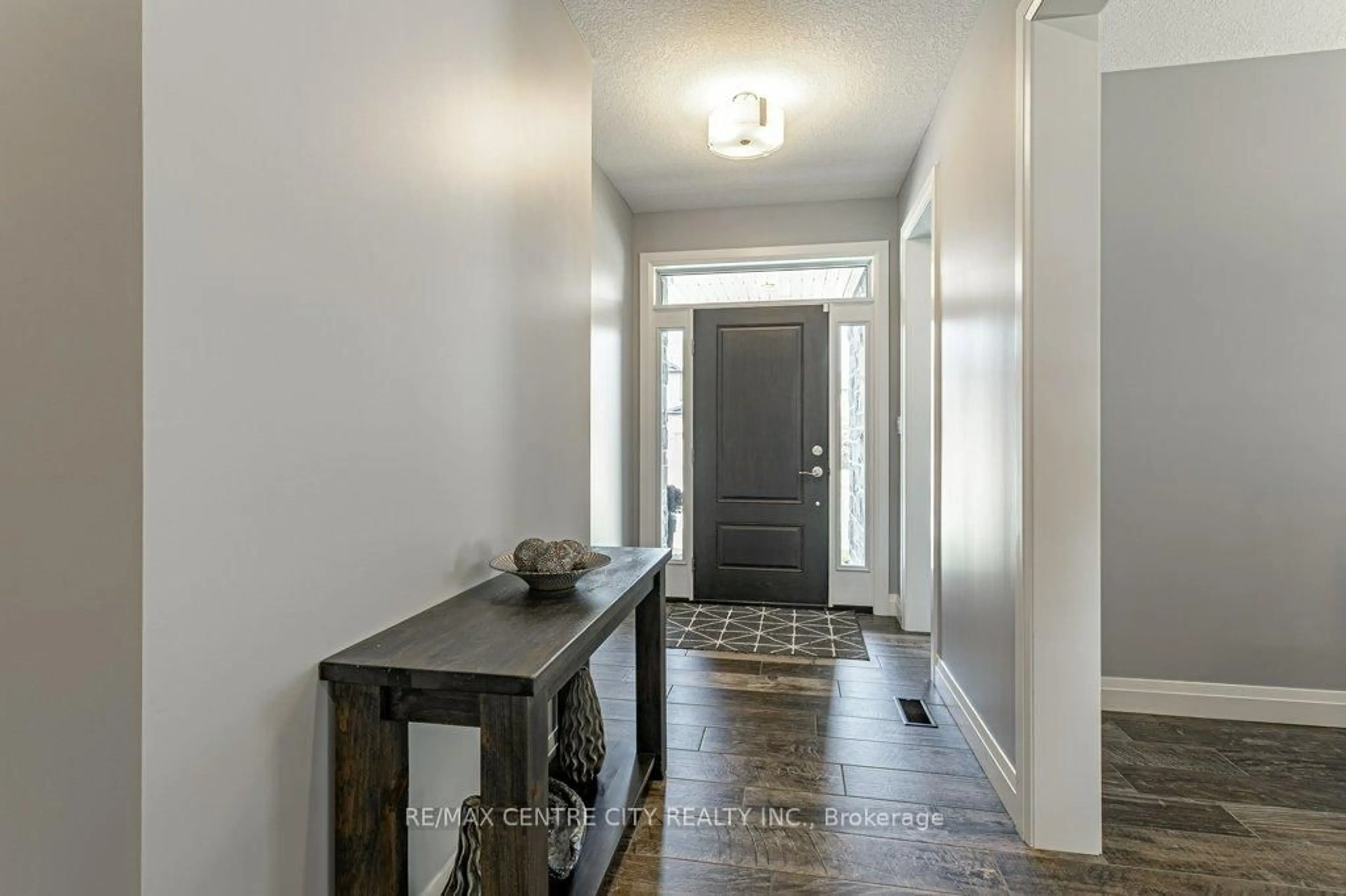 Indoor entryway for 55 Fuller Dr, Ingersoll Ontario N5C 4H4