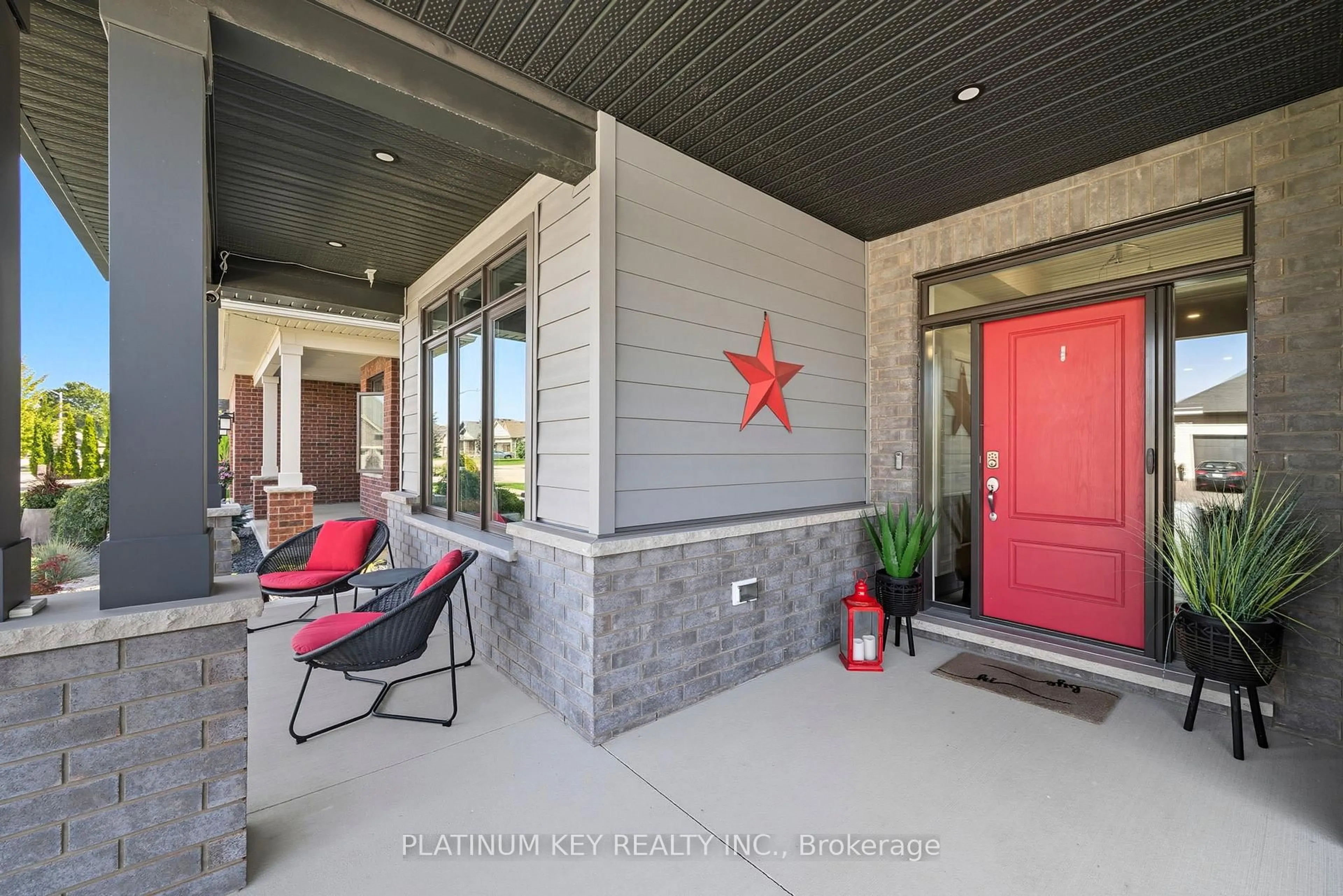 Indoor entryway for 140 Collins Way, Strathroy-Caradoc Ontario N7G 0G2