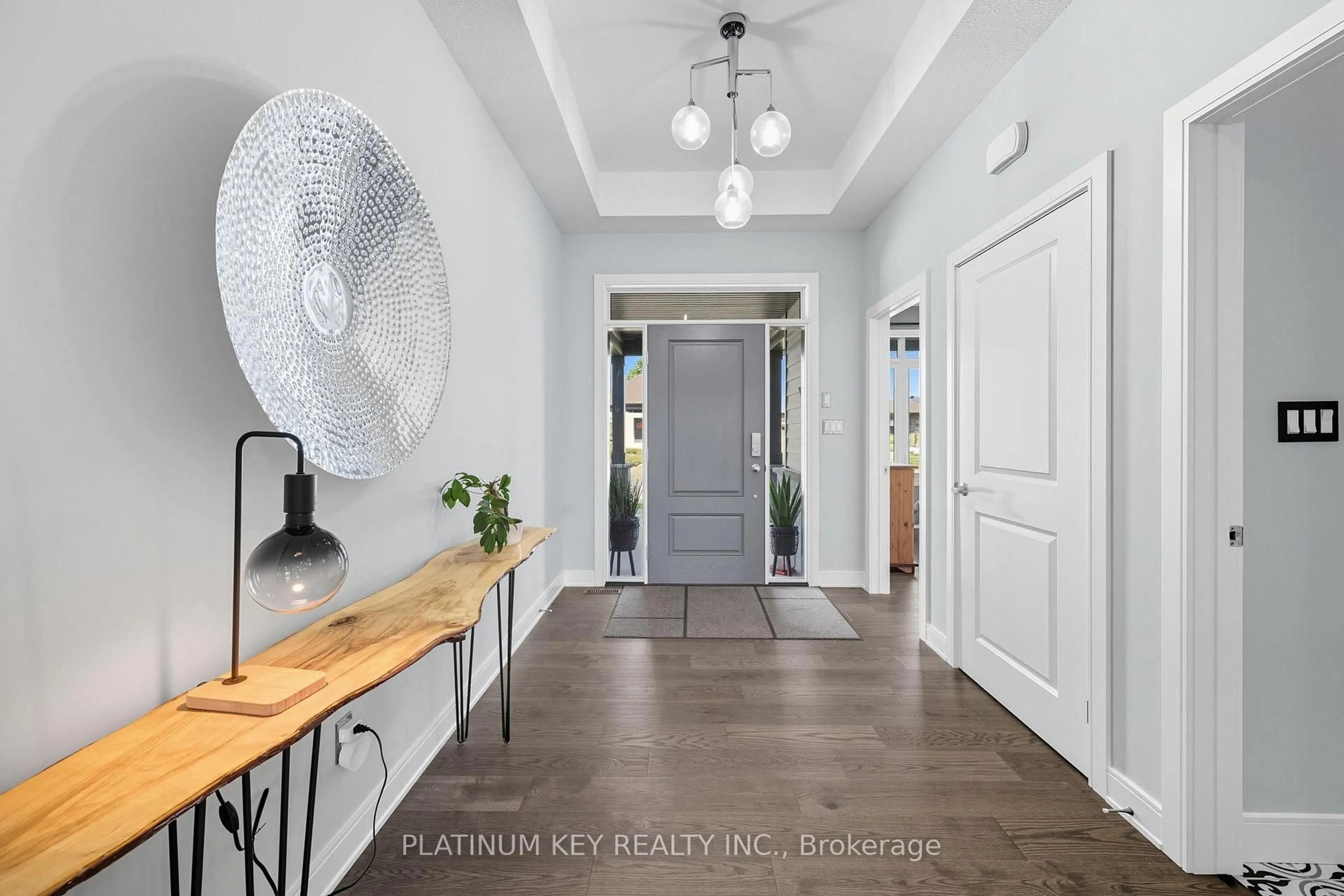 Indoor entryway for 140 Collins Way, Strathroy-Caradoc Ontario N7G 0G2