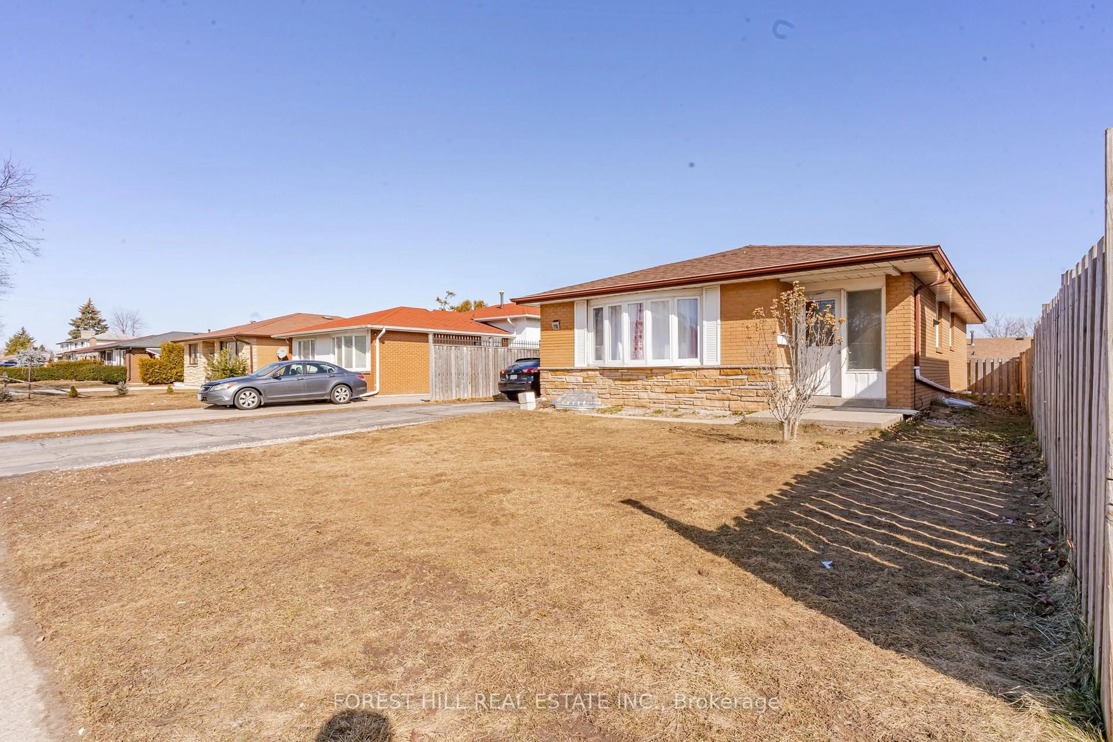 A pic from outside/outdoor area/front of a property/back of a property/a pic from drone, street for 110 Hazelglen Dr, Kitchener Ontario N2M 2E5