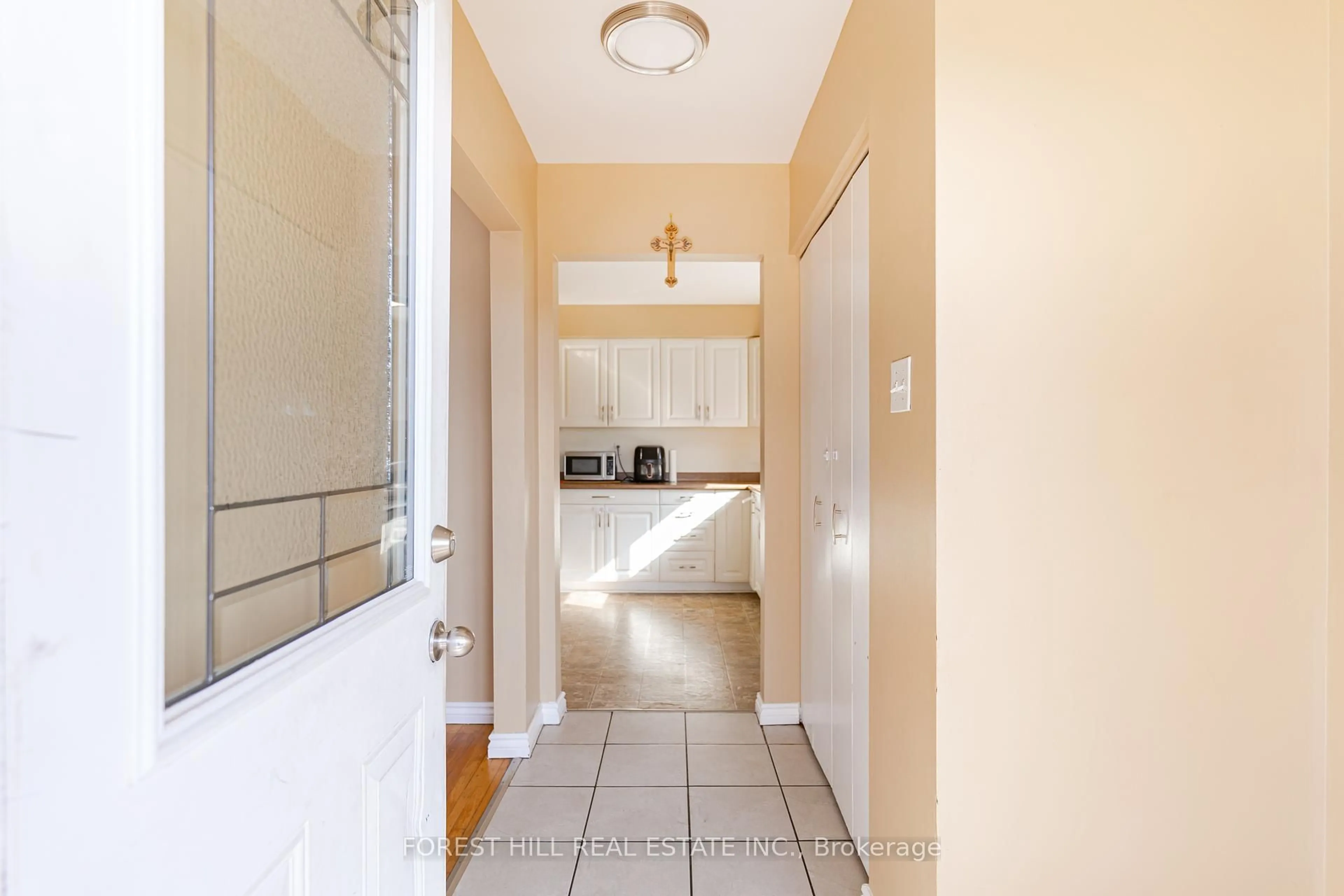 Indoor entryway for 110 Hazelglen Dr, Kitchener Ontario N2M 2E5