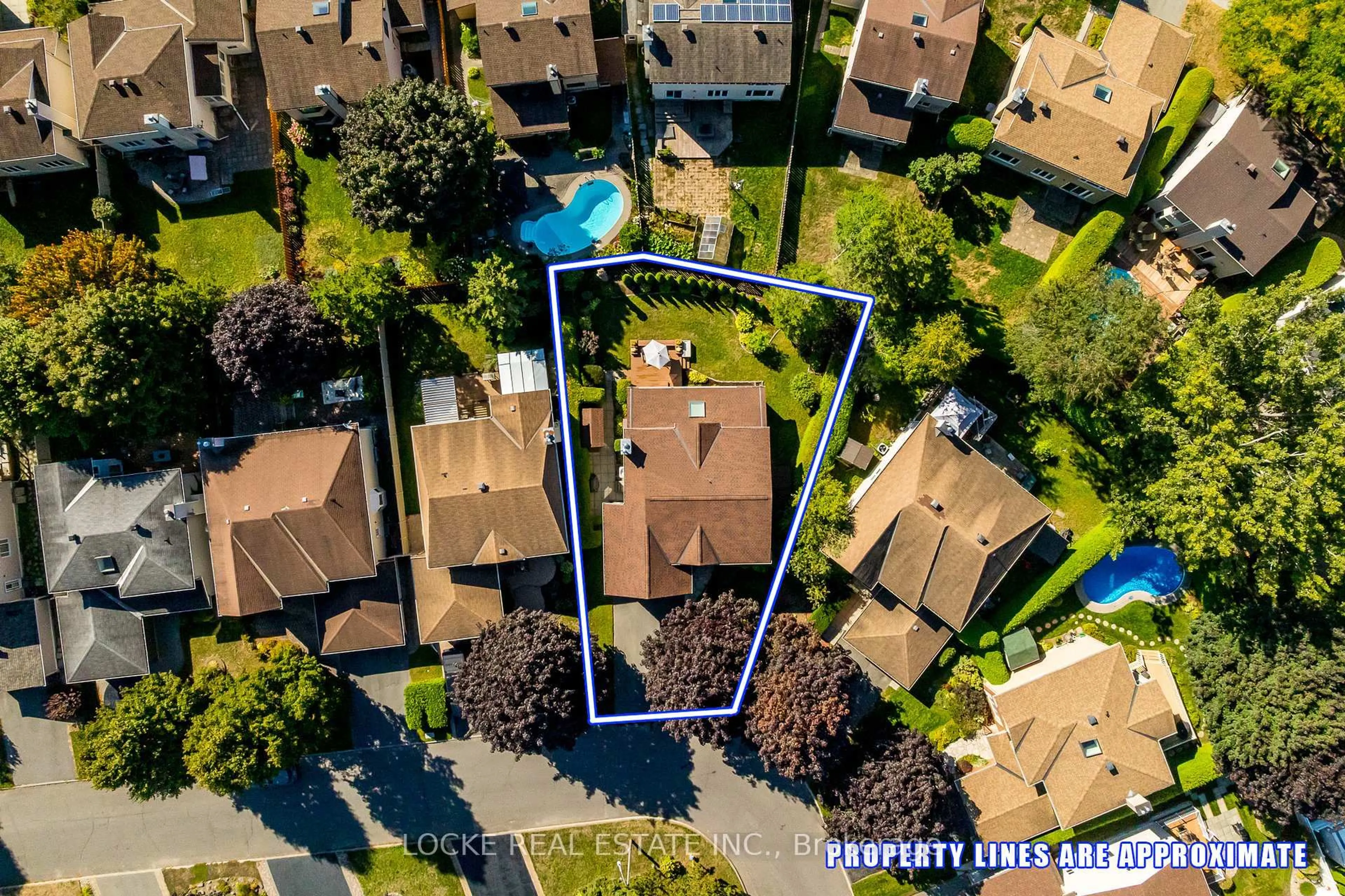 A pic from outside/outdoor area/front of a property/back of a property/a pic from drone, street for 1668 Sansonnet St, Orleans Ontario K1C 5Y6