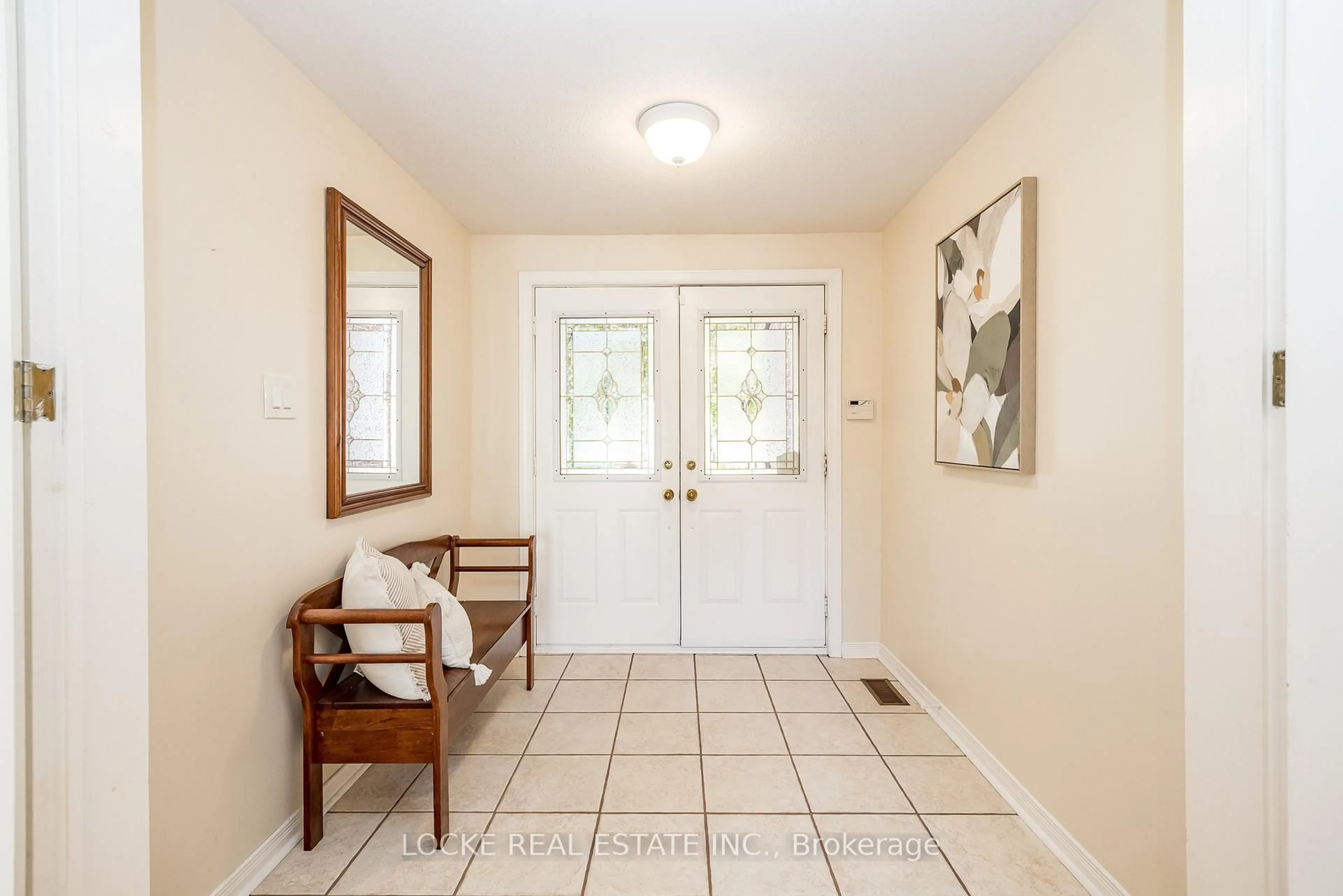 Indoor entryway for 1668 Sansonnet St, Orleans Ontario K1C 5Y6