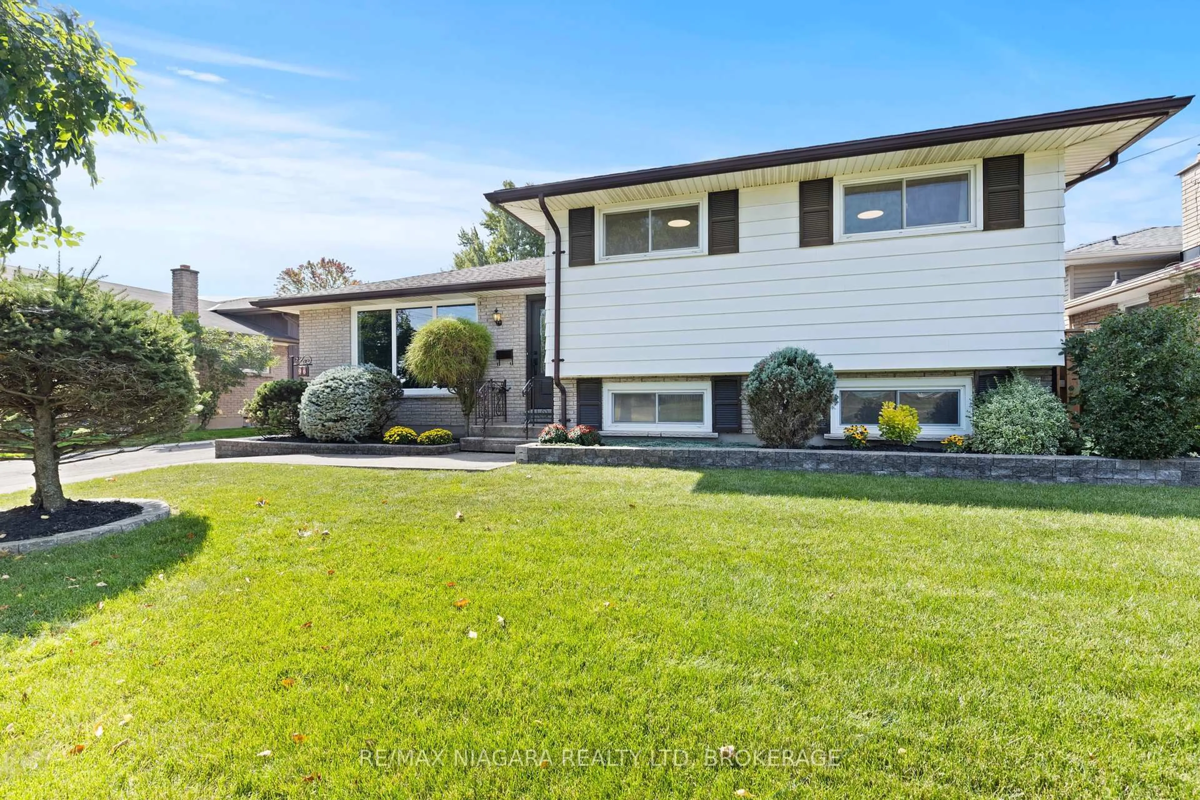 Home with vinyl exterior material, street for 96 Watt Ave, Welland Ontario L3B 1J4
