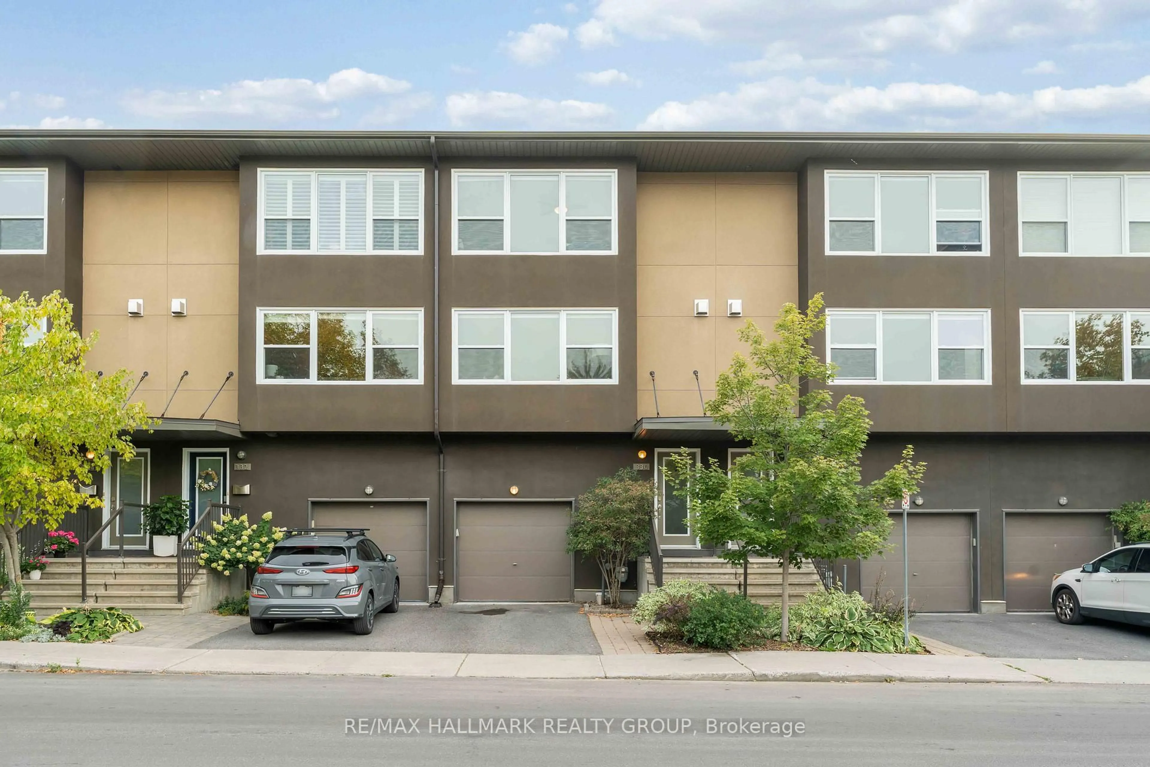 A pic from outside/outdoor area/front of a property/back of a property/a pic from drone, street for 330 Boudreau St, Ottawa Ontario K1L 0A7