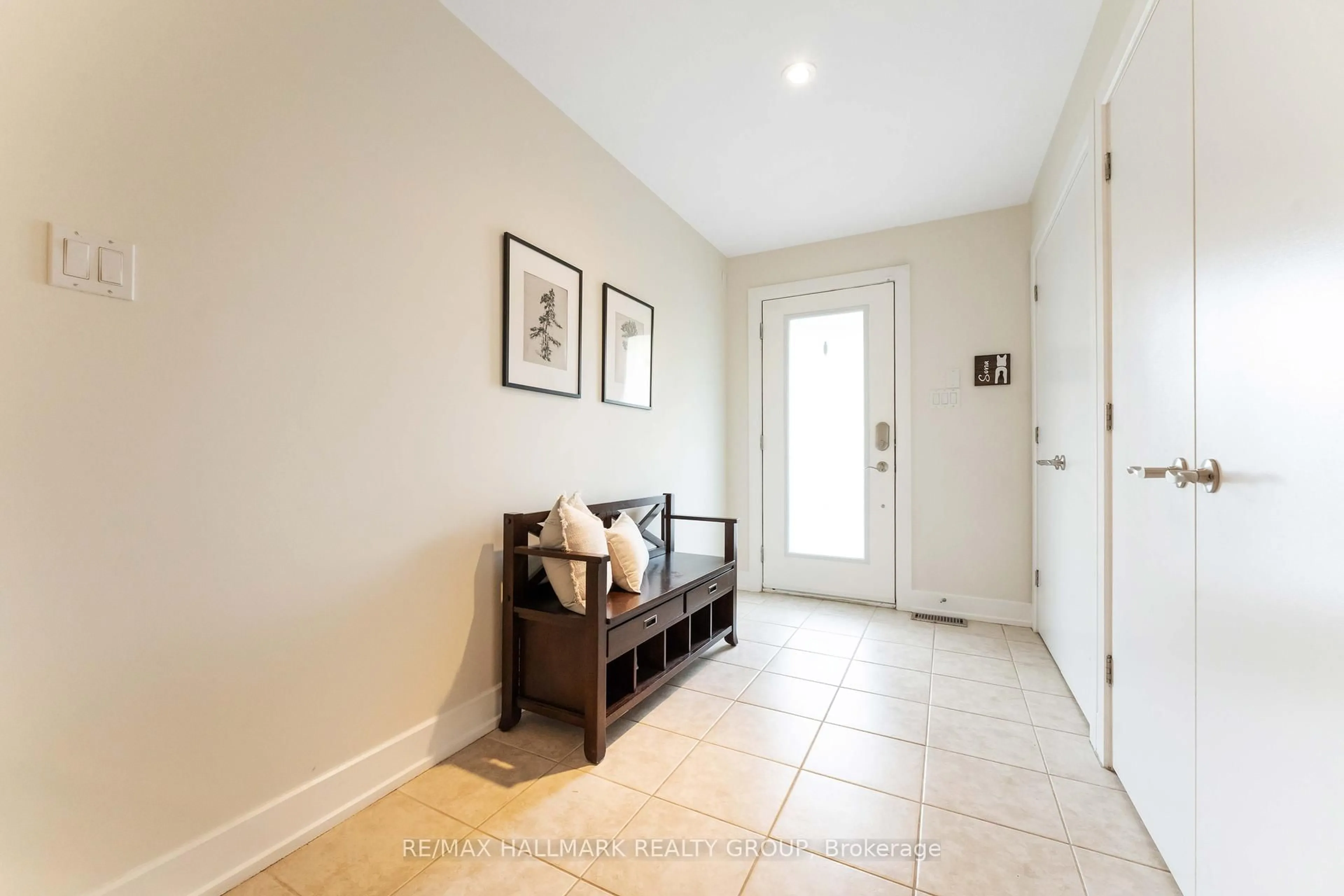 Indoor entryway for 330 Boudreau St, Ottawa Ontario K1L 0A7