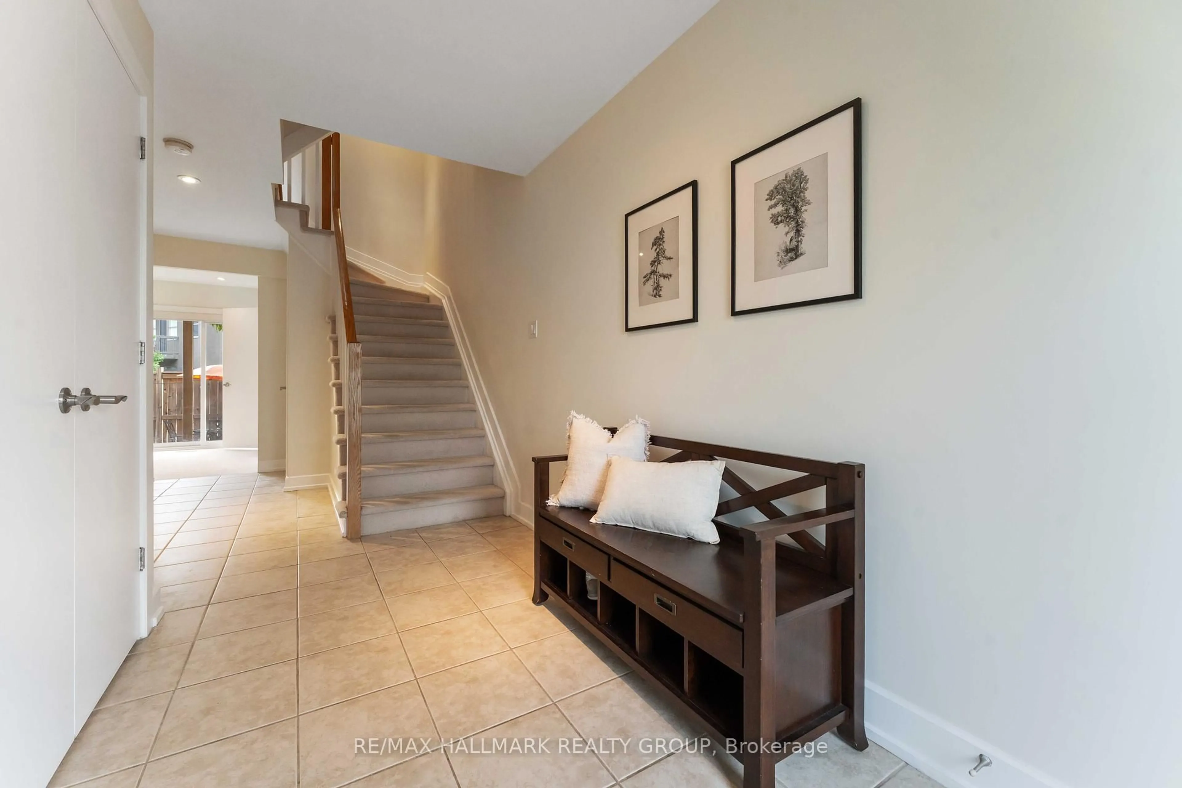Indoor entryway for 330 Boudreau St, Ottawa Ontario K1L 0A7