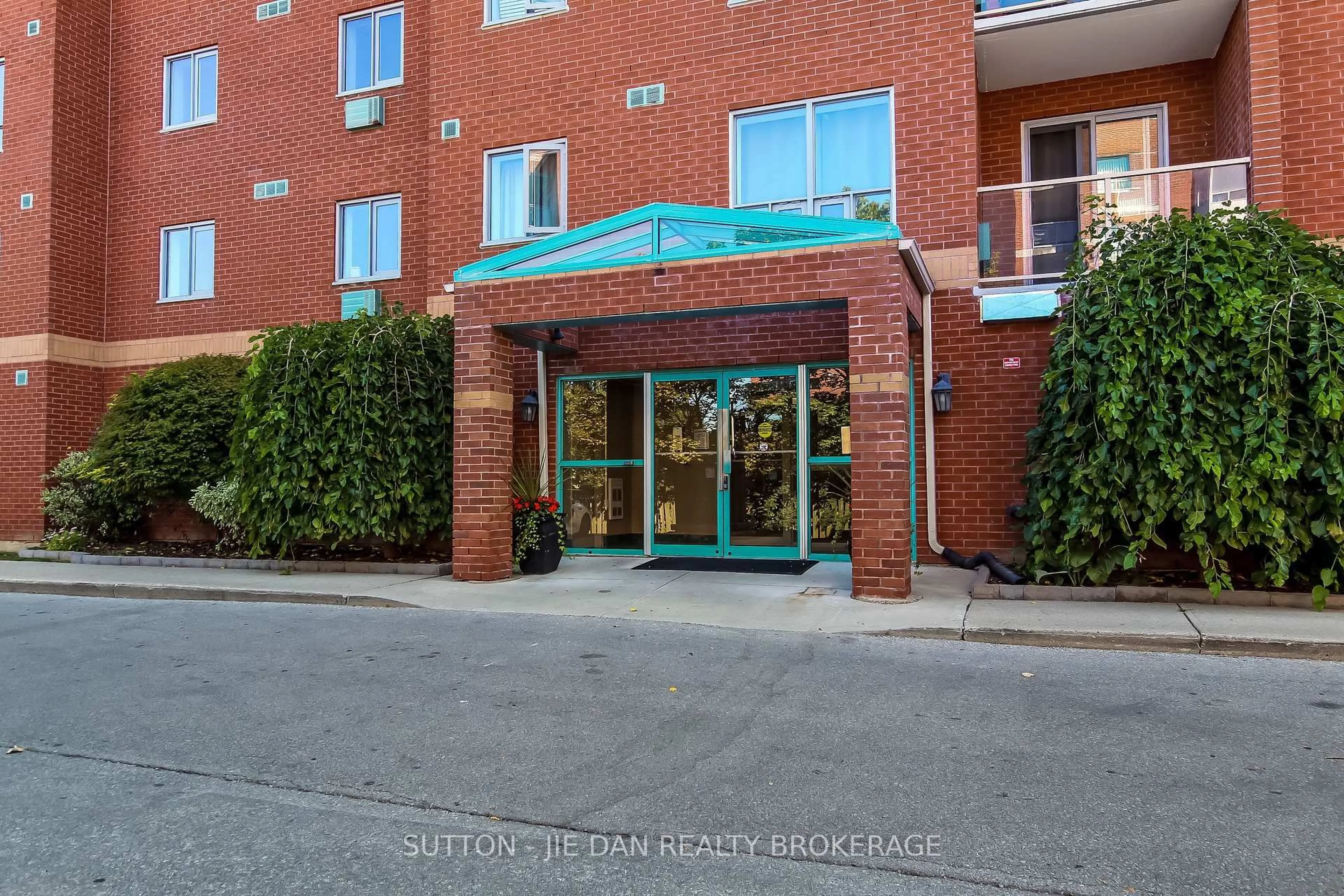 Indoor foyer for 77 BASE LINE Rd #203, London South Ontario N6J 1V5