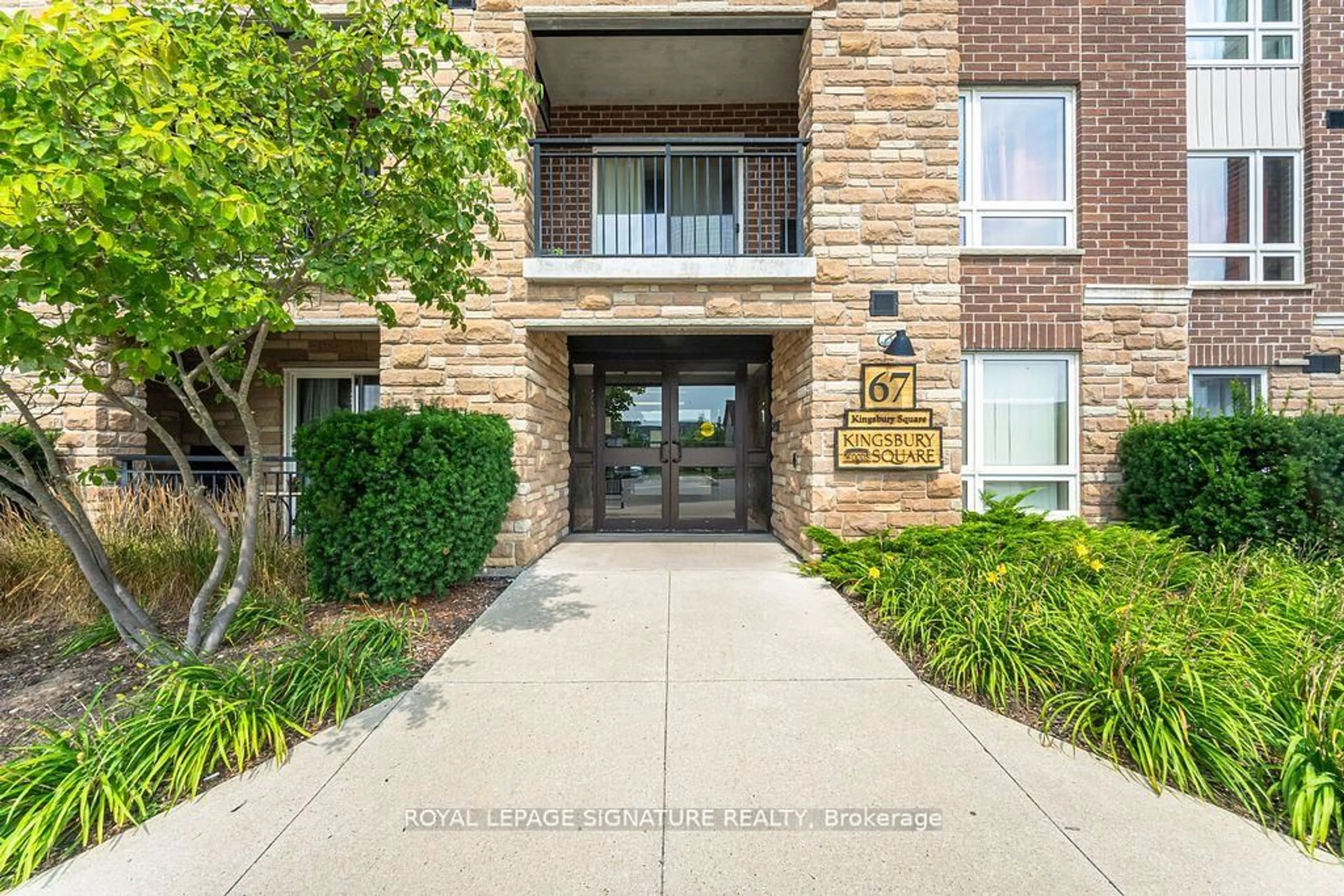 Indoor foyer for 67 Kingsbury Sq #111, Guelph Ontario N1L 0L3