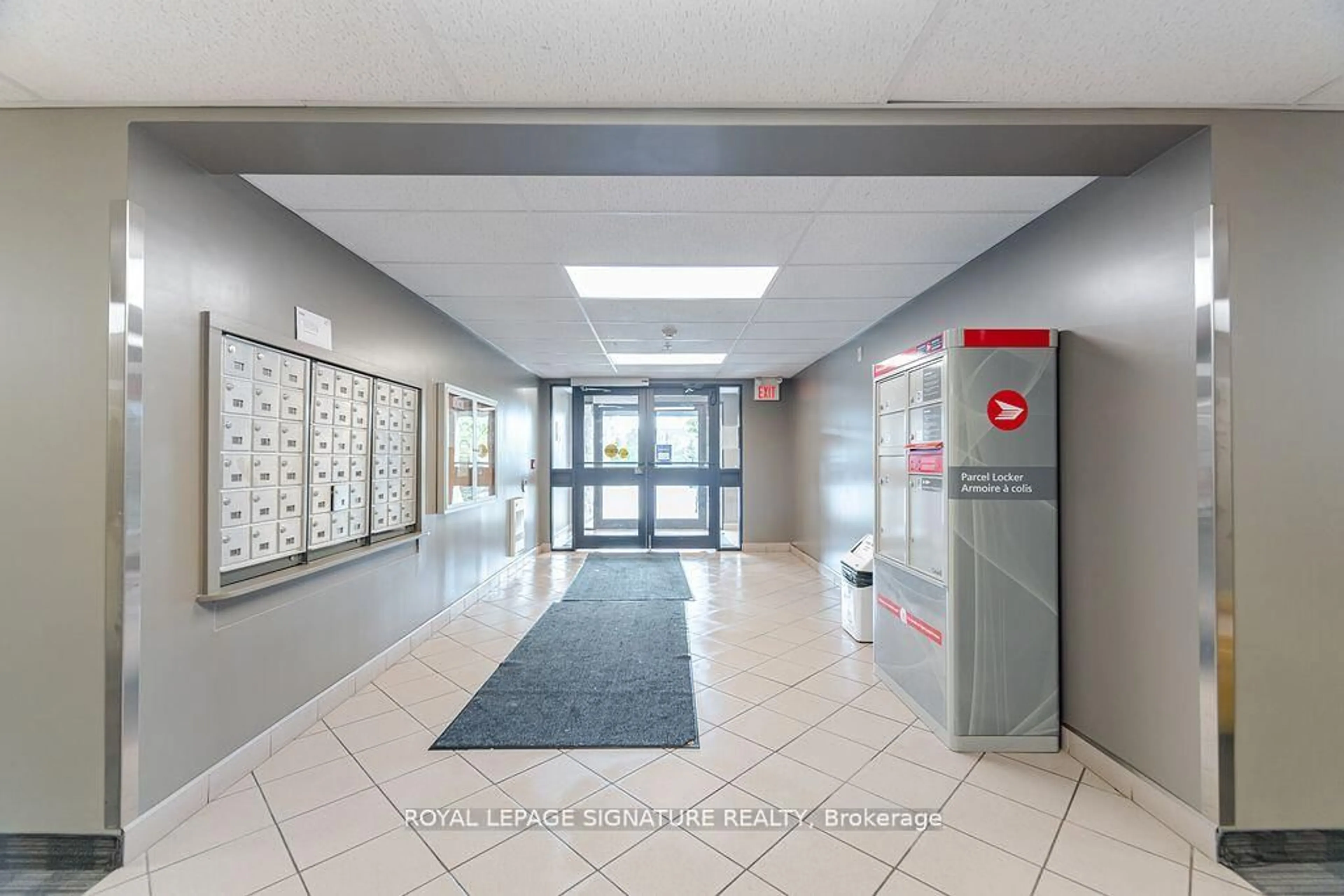 Indoor foyer for 67 Kingsbury Sq #111, Guelph Ontario N1L 0L3