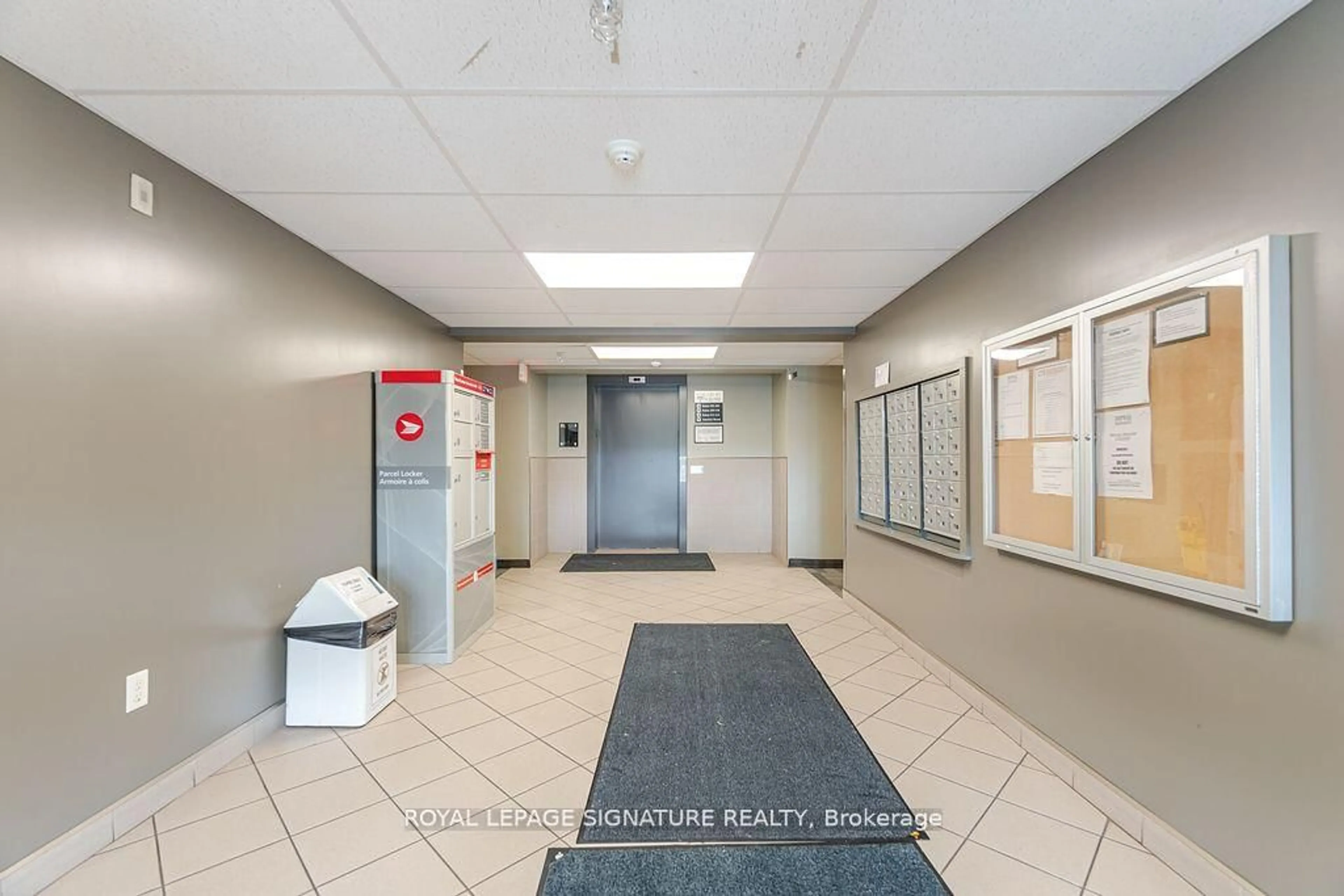 Indoor foyer for 67 Kingsbury Sq #111, Guelph Ontario N1L 0L3