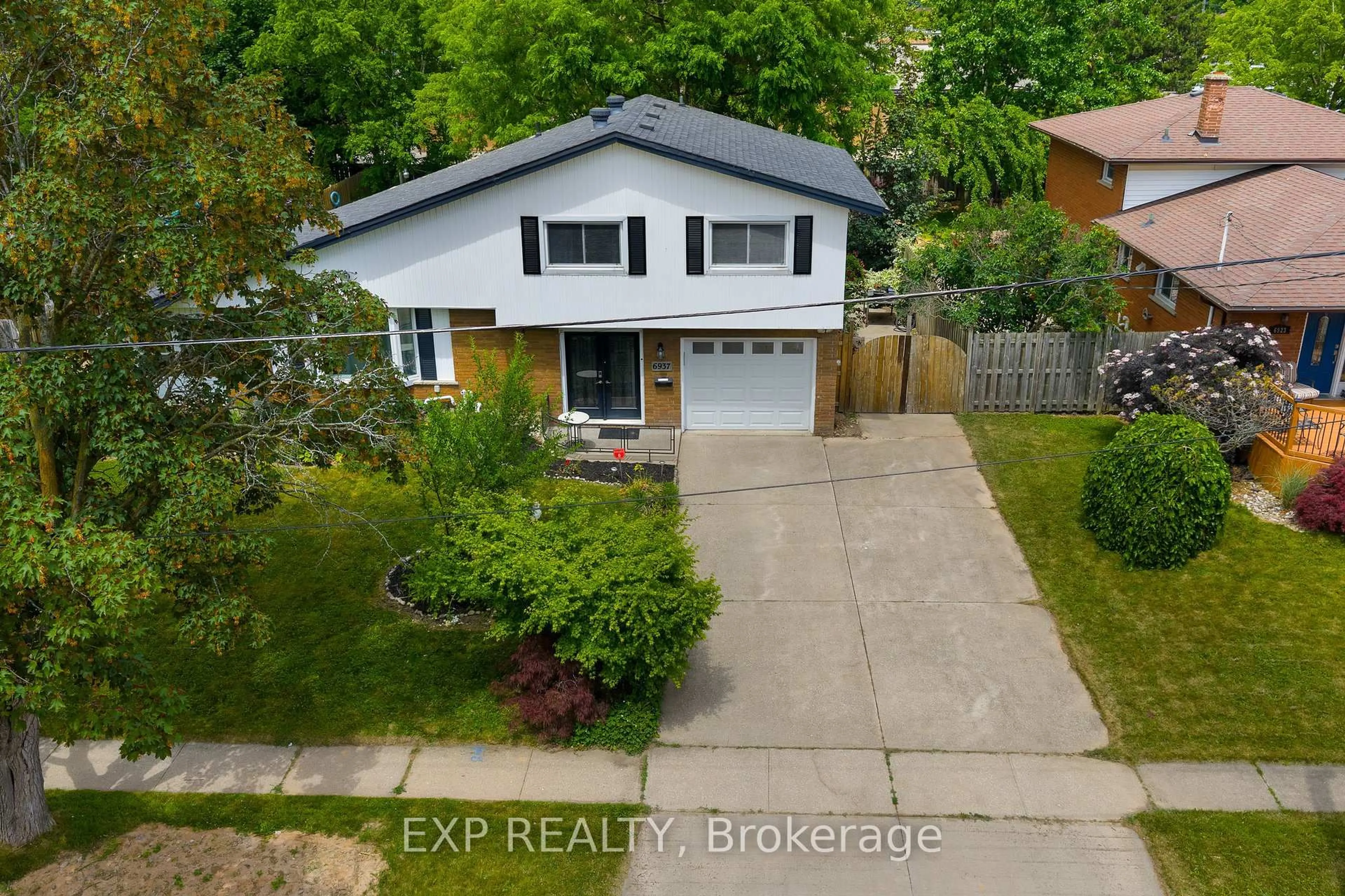 A pic from outside/outdoor area/front of a property/back of a property/a pic from drone, street for 6937 Waterloo Dr, Niagara Falls Ontario L2J 1E3