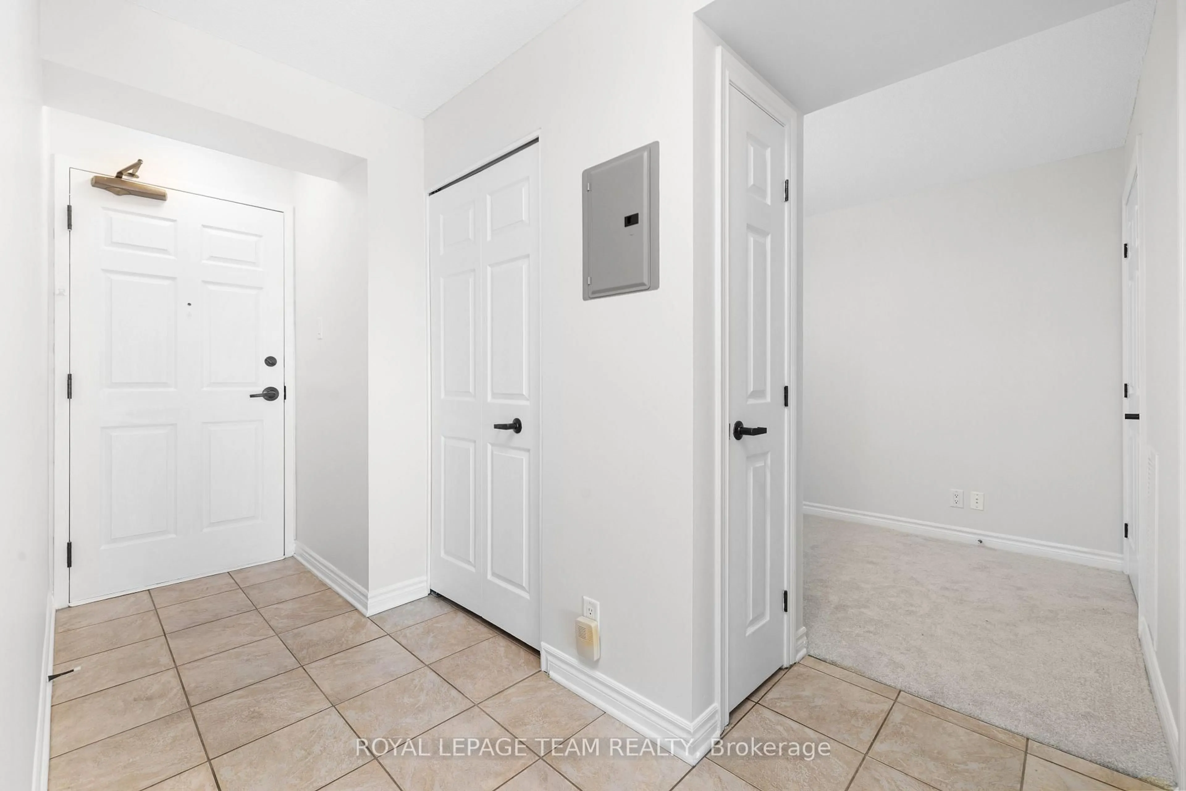Indoor entryway for 120 Grant Carman Dr #901, Ottawa Ontario K2E 1C8