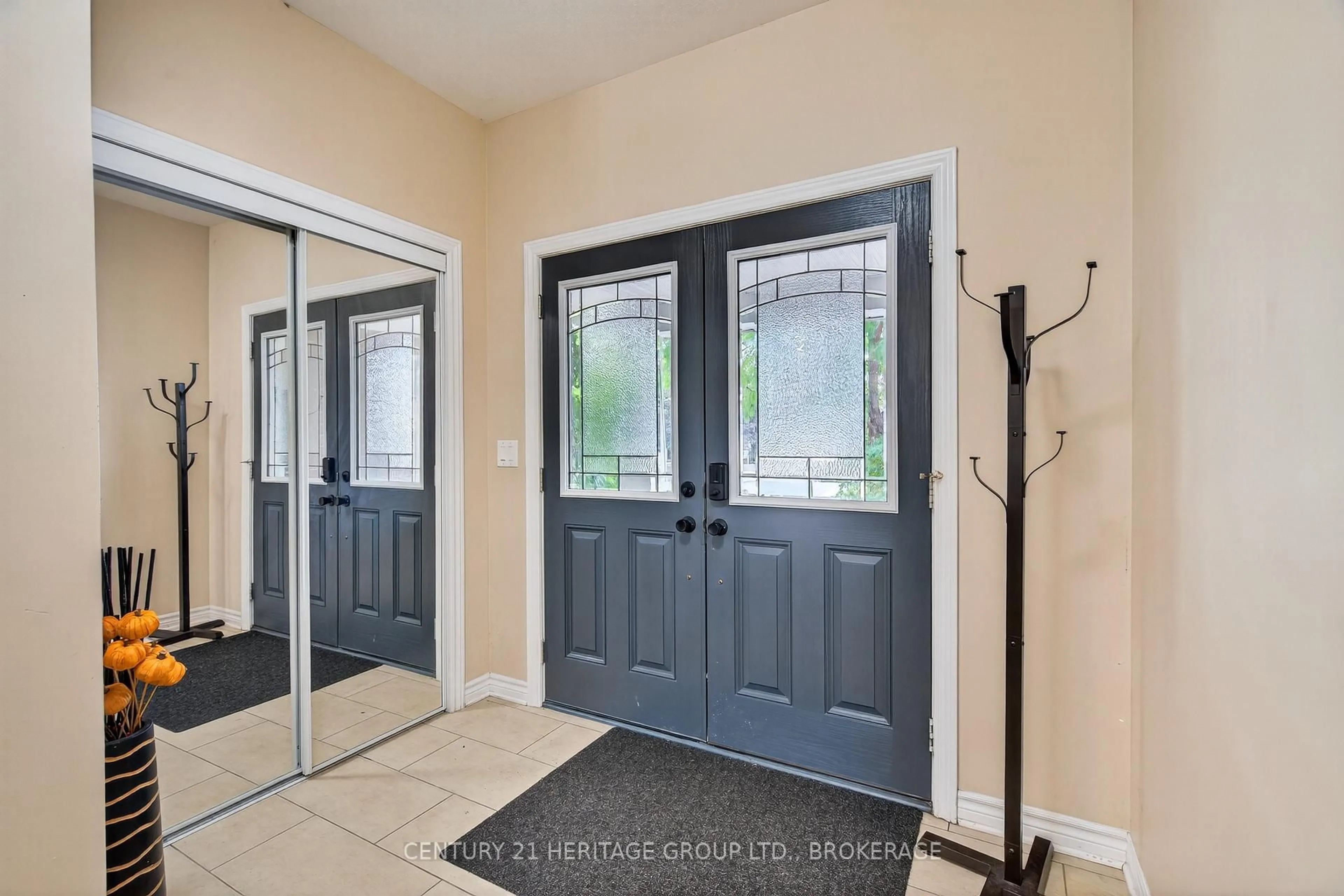 Indoor entryway for 1208 Iris Dr, Kingston Ontario K7P 0H6
