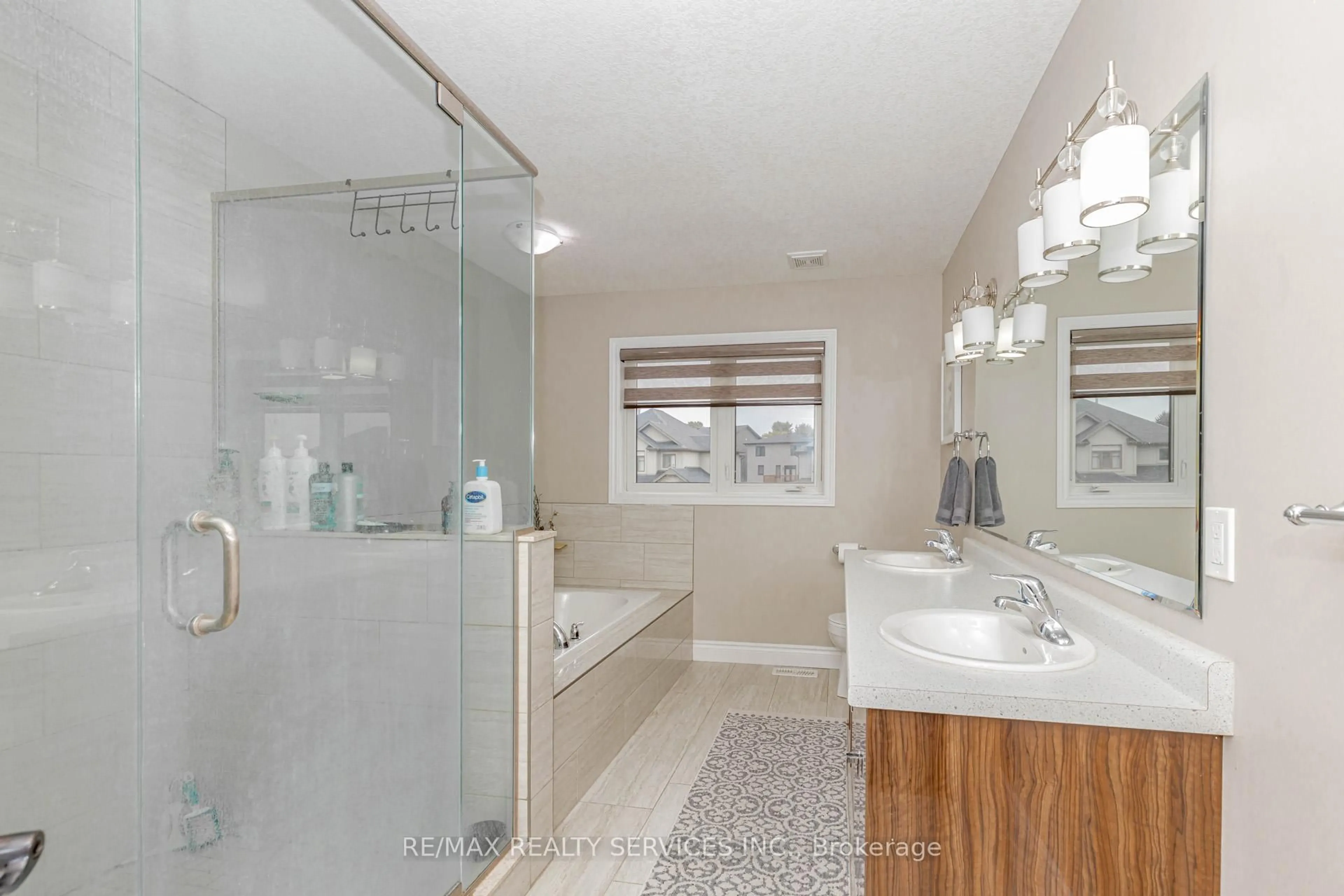 Contemporary bathroom, ceramic/tile floor for 263 Wedgewood Dr, Woodstock Ontario N4T 0J1