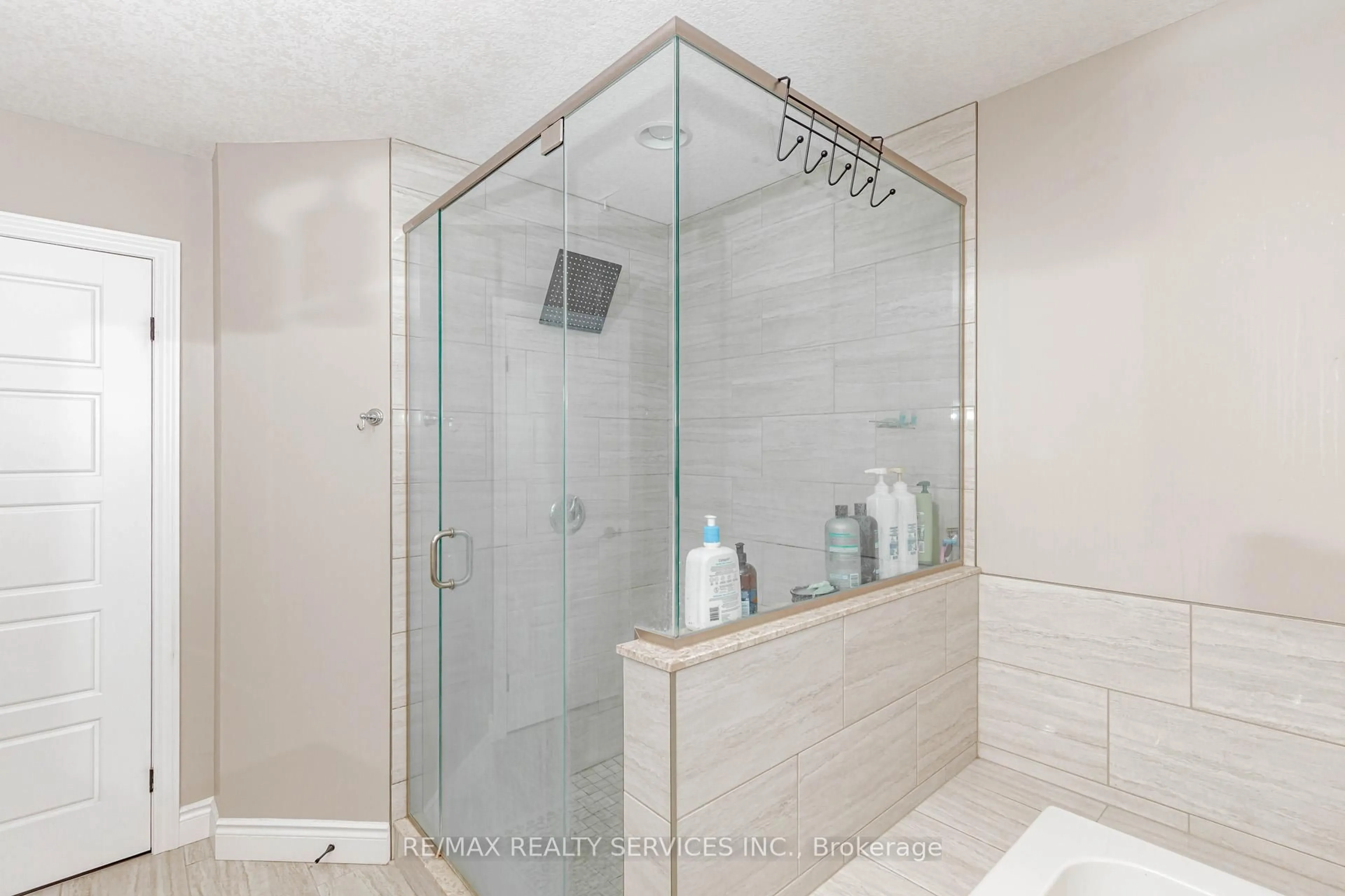 Contemporary bathroom, ceramic/tile floor for 263 Wedgewood Dr, Woodstock Ontario N4T 0J1